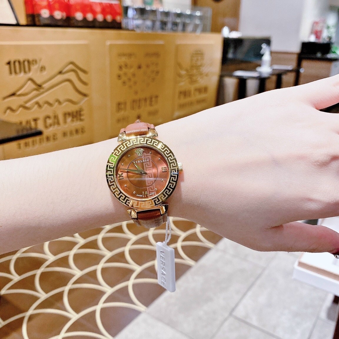 Đồng Hồ Versace Daphnis |Nữ Giới |Mặt Tròn |Vàng Gold |Dây Da Nâu |Máy Pin (Quartz) |Size 35mm |donghogiatot.vn