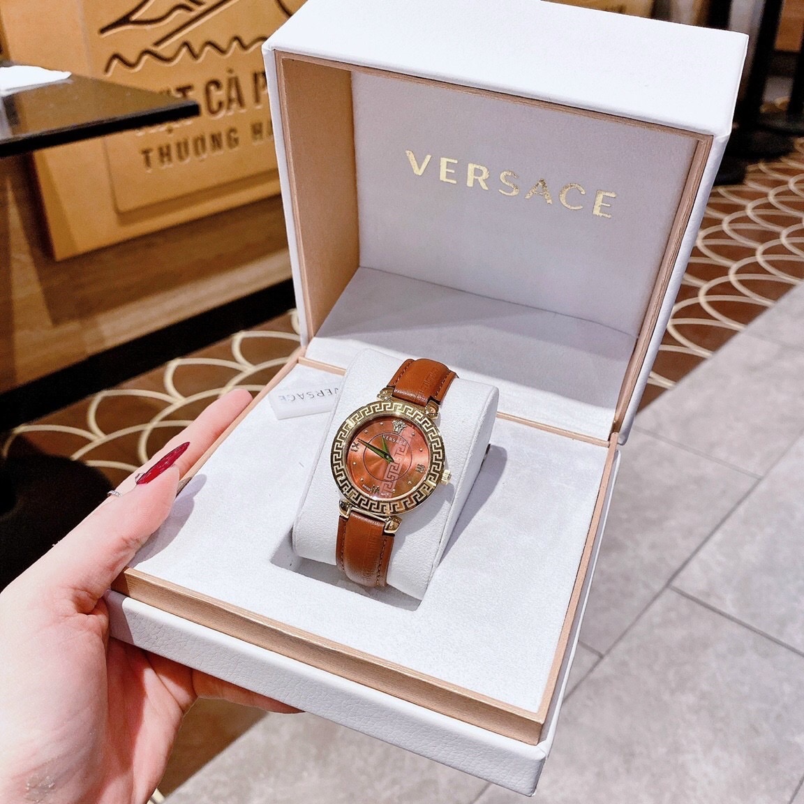 Đồng Hồ Versace Daphnis |Nữ Giới |Mặt Tròn |Vàng Gold |Dây Da Nâu |Máy Pin (Quartz) |Size 35mm |donghogiatot.vn