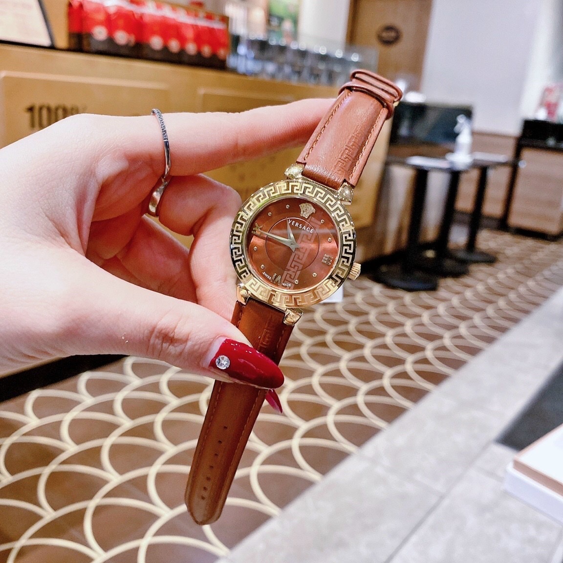 Đồng Hồ Versace Daphnis |Nữ Giới |Mặt Tròn |Vàng Gold |Dây Da Nâu |Máy Pin (Quartz) |Size 35mm |donghogiatot.vn