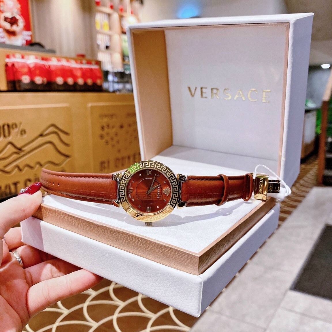 Đồng Hồ Versace Daphnis |Nữ Giới |Mặt Tròn |Vàng Gold |Dây Da Nâu |Máy Pin (Quartz) |Size 35mm |donghogiatot.vn