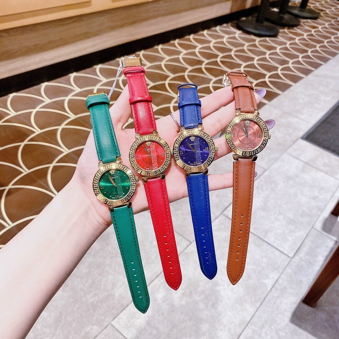 Đồng Hồ Versace Daphnis |Nữ Giới |Mặt Tròn |Vàng Gold |Dây Da Nâu |Máy Pin (Quartz) |Size 35mm |donghogiatot.vn