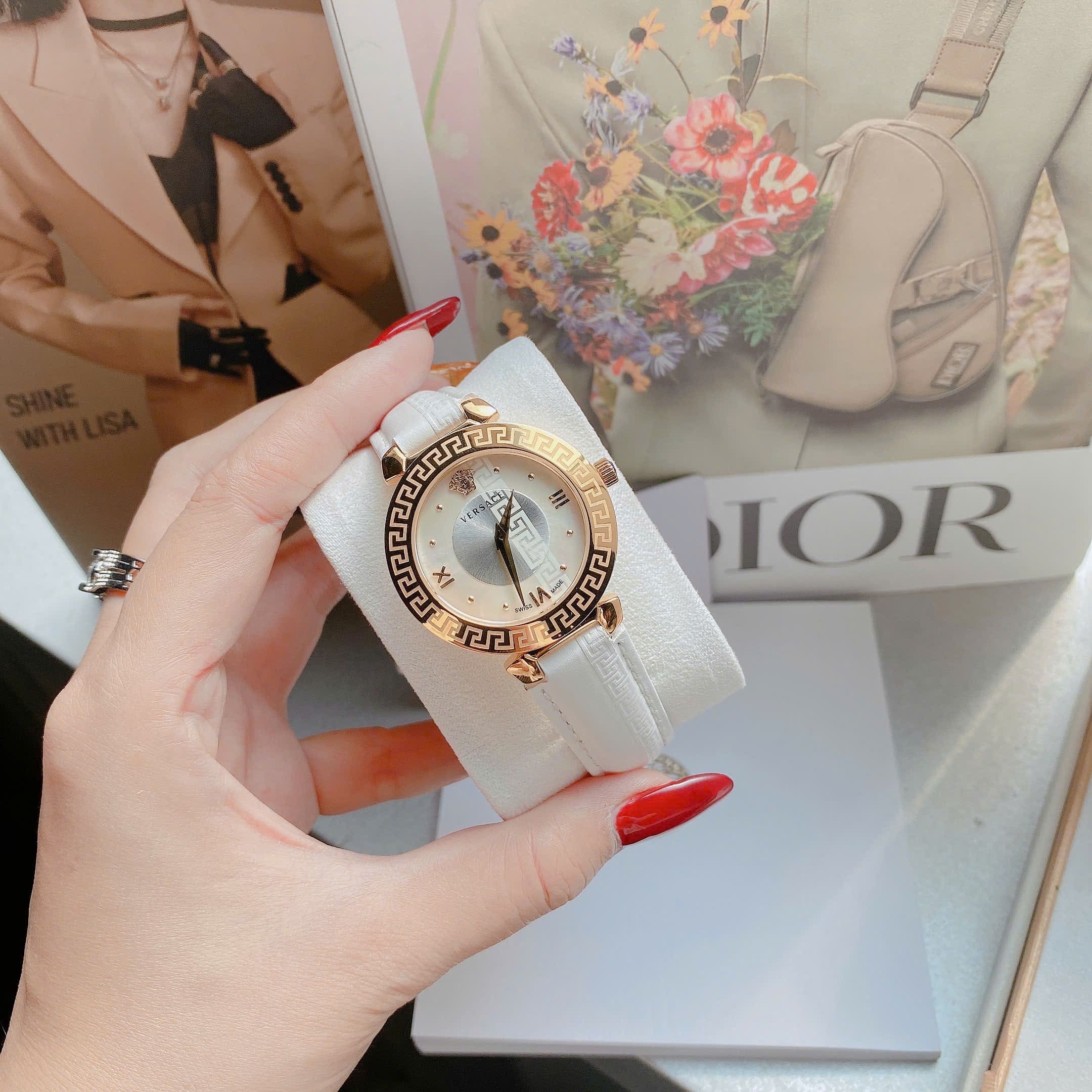 Đồng Hồ Versace Daphnis |Nữ Giới |Mặt Tròn |Vàng Gold |Dây Da Trắng |Máy Pin (Quartz) |Size 35mm |donghogiatot.vn