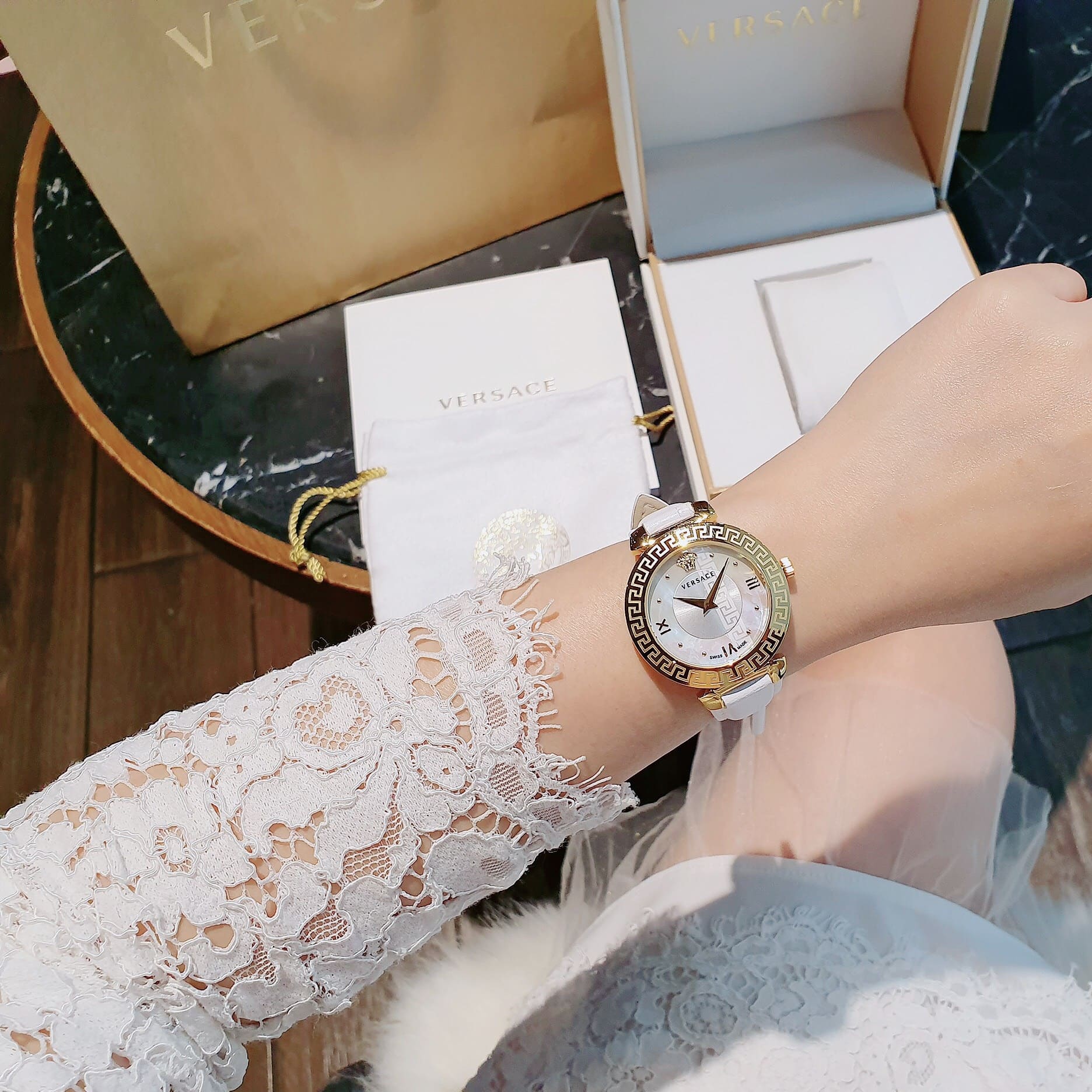 Đồng Hồ Versace Daphnis |Nữ Giới |Mặt Tròn |Vàng Gold |Dây Da Trắng |Máy Pin (Quartz) |Size 35mm |donghogiatot.vn