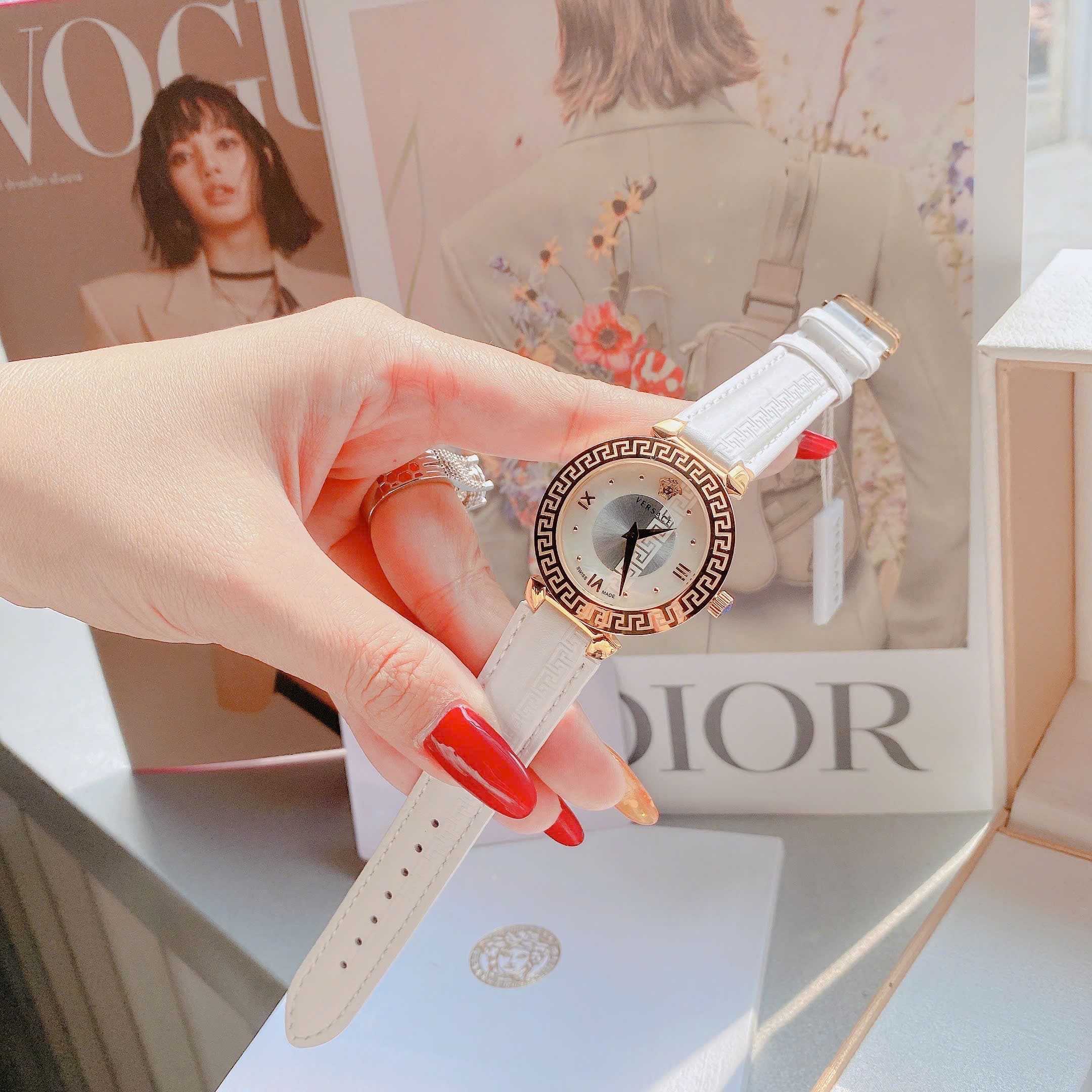 Đồng Hồ Versace Daphnis |Nữ Giới |Mặt Tròn |Vàng Gold |Dây Da Trắng |Máy Pin (Quartz) |Size 35mm |donghogiatot.vn