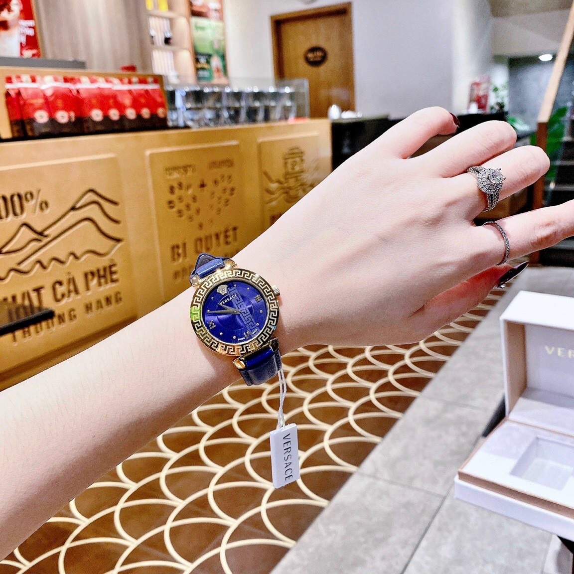 Đồng Hồ Versace Daphnis |Nữ Giới |Mặt Tròn |Vàng Gold |Dây Da Xanh Dương |Máy Pin (Quartz) |Size 35mm |donghogiatot.vn