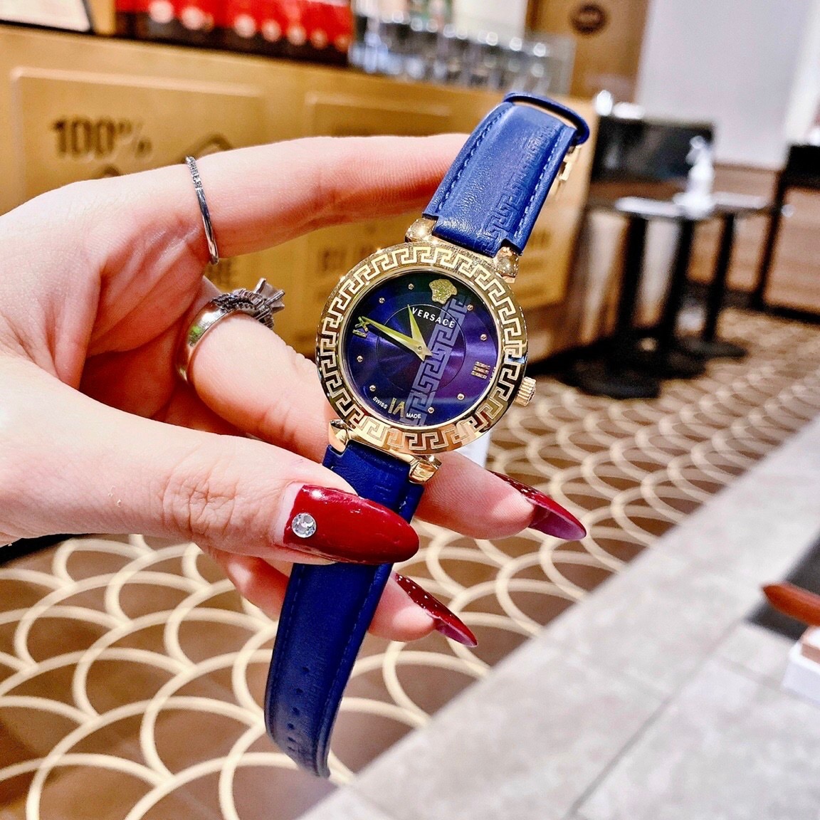 Đồng Hồ Versace Daphnis |Nữ Giới |Mặt Tròn |Vàng Gold |Dây Da Xanh Dương |Máy Pin (Quartz) |Size 35mm |donghogiatot.vn