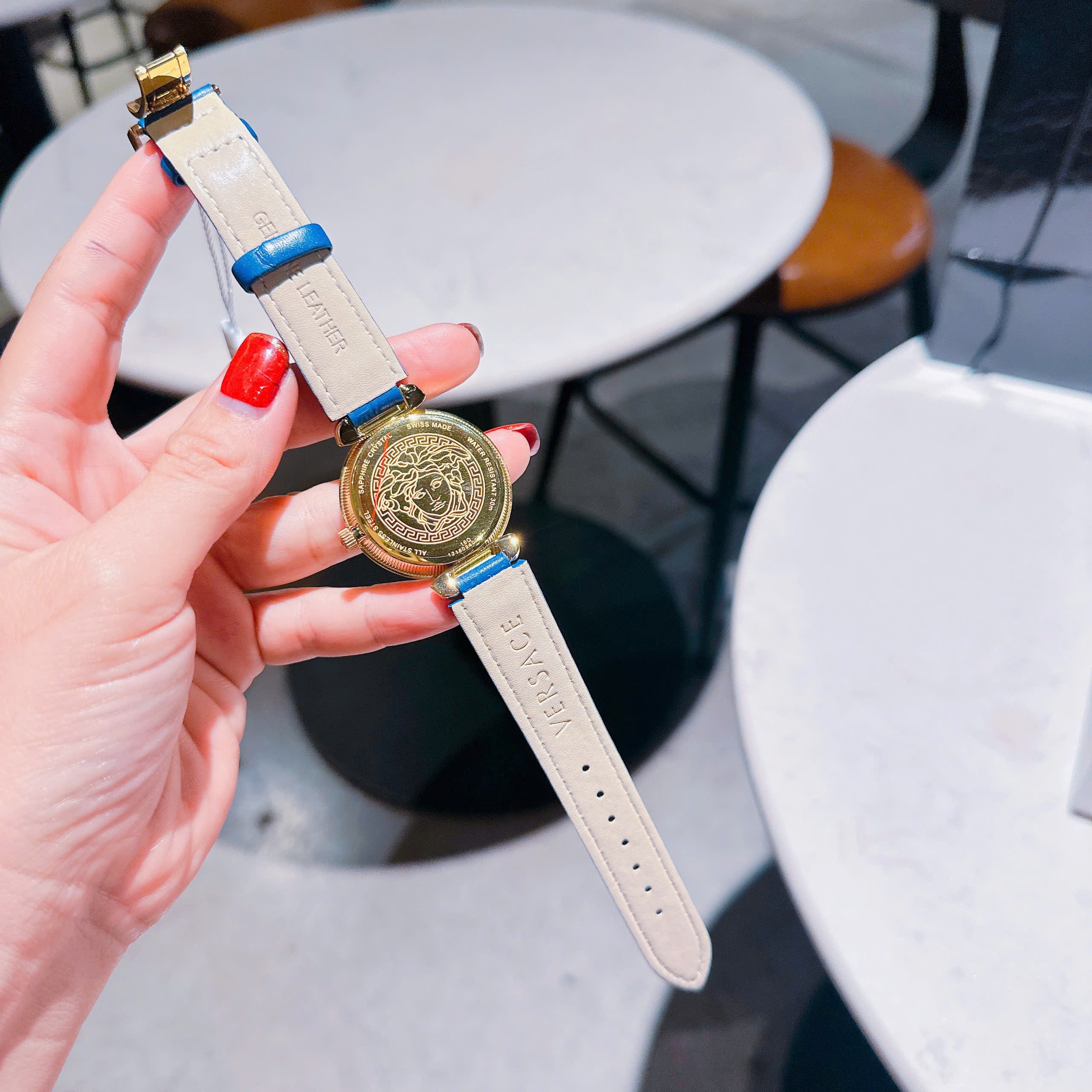 Đồng Hồ Versace Daphnis |Nữ Giới |Mặt Tròn |Vàng Gold |Dây Da Xanh Dương |Máy Pin (Quartz) |Size 35mm |donghogiatot.vn