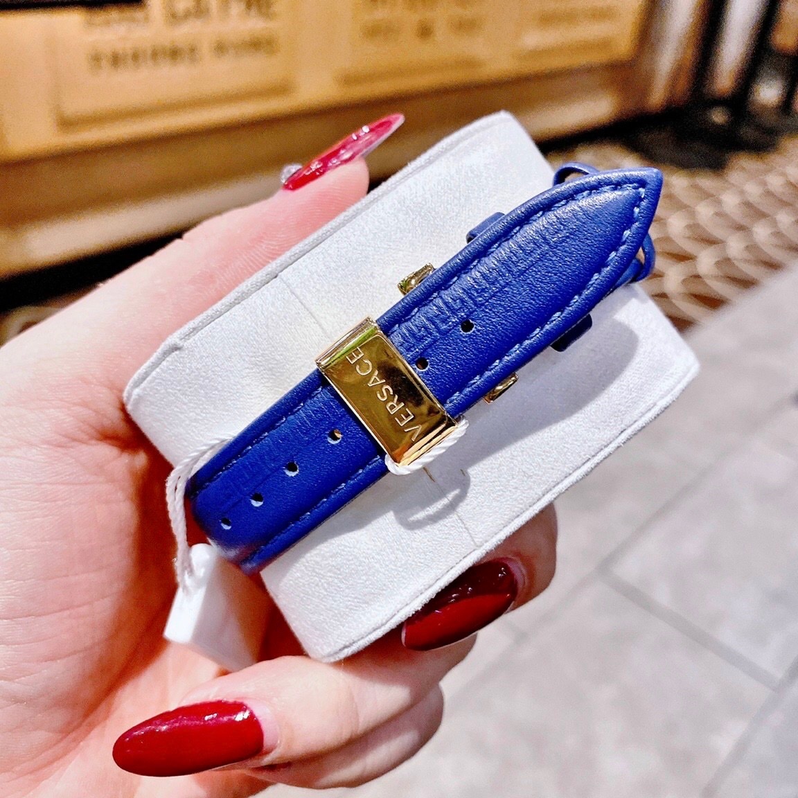 Đồng Hồ Versace Daphnis |Nữ Giới |Mặt Tròn |Vàng Gold |Dây Da Xanh Dương |Máy Pin (Quartz) |Size 35mm |donghogiatot.vn