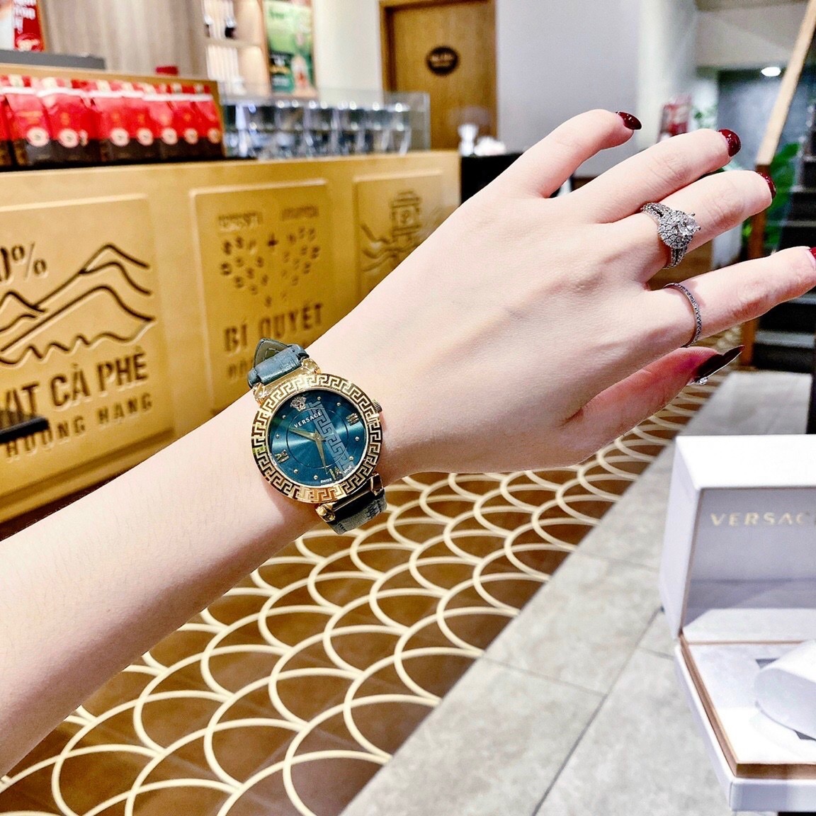 Đồng Hồ Versace Daphnis |Nữ Giới |Mặt Tròn |Vàng Gold |Dây Da Xanh Lá |Máy Pin (Quartz) |Size 35mm |donghogiatot.vn