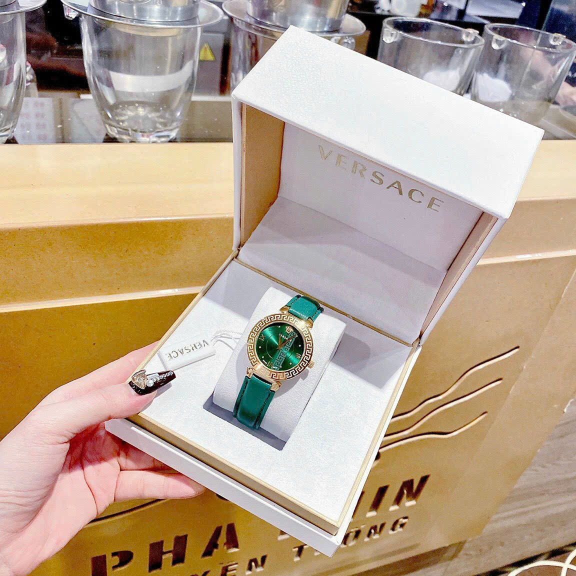 Đồng Hồ Versace Daphnis |Nữ Giới |Mặt Tròn |Vàng Gold |Dây Da Xanh Lá |Máy Pin (Quartz) |Size 35mm |donghogiatot.vn