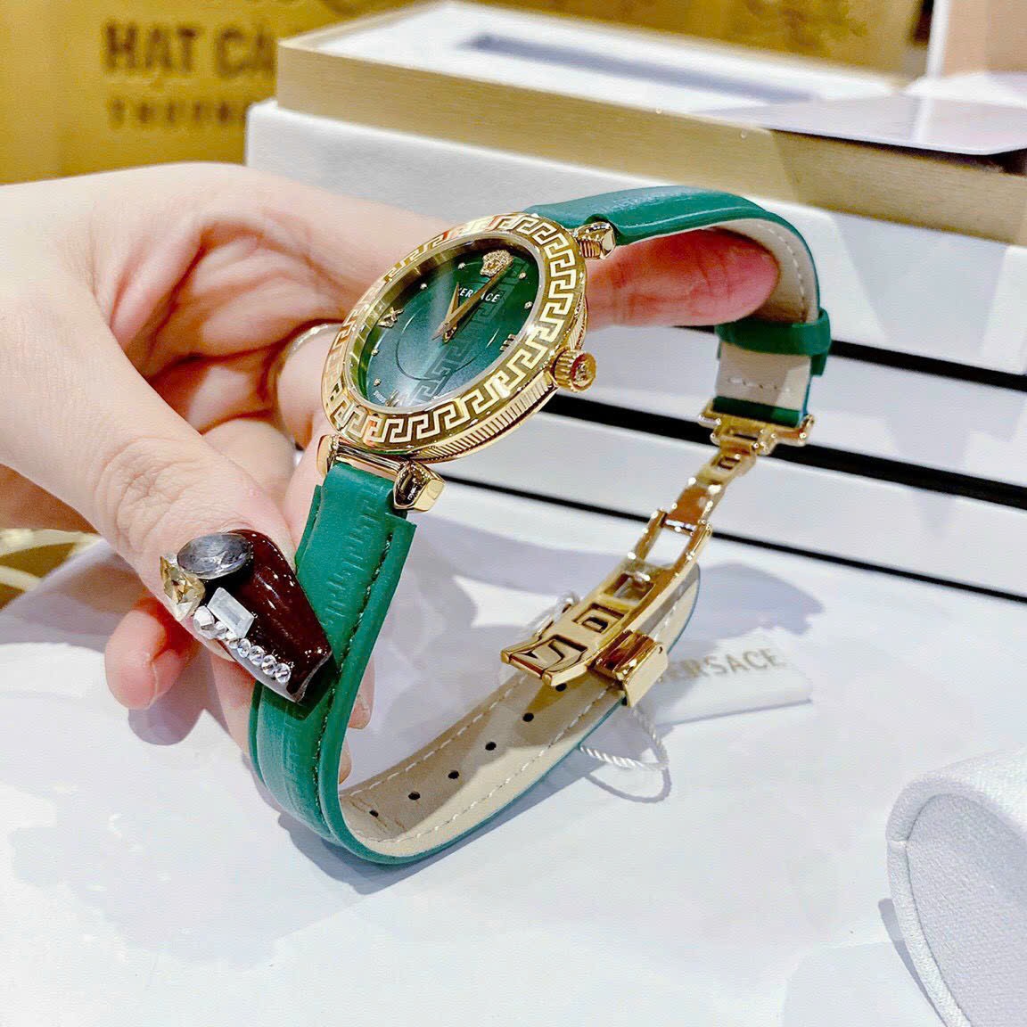 Đồng Hồ Versace Daphnis |Nữ Giới |Mặt Tròn |Vàng Gold |Dây Da Xanh Lá |Máy Pin (Quartz) |Size 35mm |donghogiatot.vn