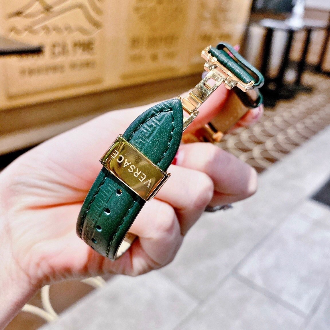 Đồng Hồ Versace Daphnis |Nữ Giới |Mặt Tròn |Vàng Gold |Dây Da Xanh Lá |Máy Pin (Quartz) |Size 35mm |donghogiatot.vn