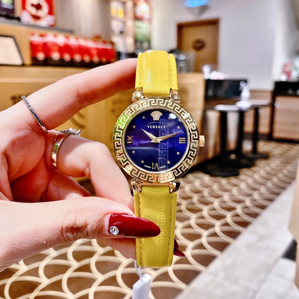 Đồng Hồ Versace Daphnis |Nữ Giới |Mặt Tròn |Xanh Dương |Dây Da Vàng |Máy Pin (Quartz) |Size 35mm |donghogiatot.vn