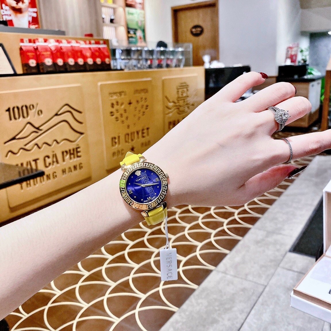 Đồng Hồ Versace Daphnis |Nữ Giới |Mặt Tròn |Xanh Dương |Dây Da Vàng |Máy Pin (Quartz) |Size 35mm |donghogiatot.vn