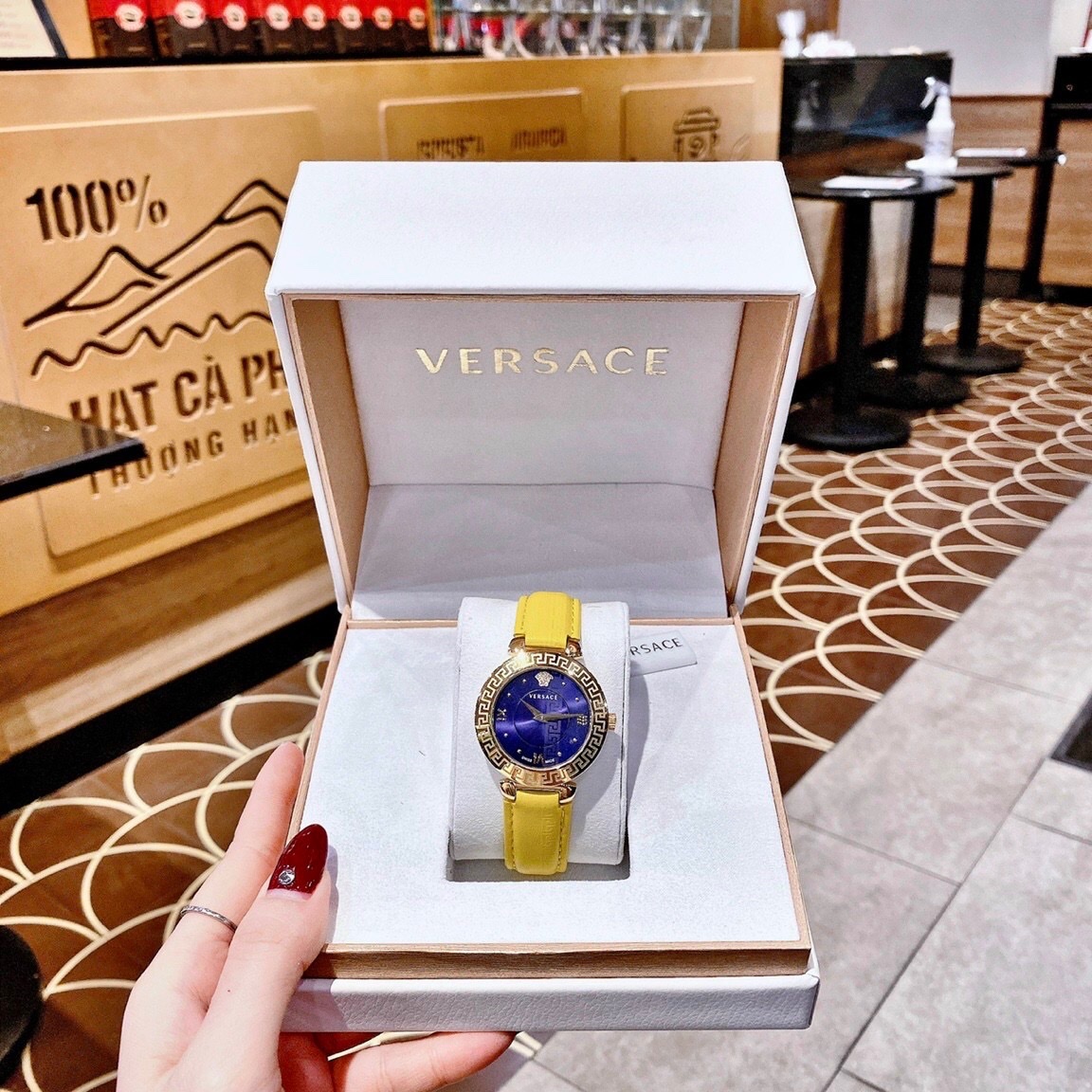 Đồng Hồ Versace Daphnis |Nữ Giới |Mặt Tròn |Xanh Dương |Dây Da Vàng |Máy Pin (Quartz) |Size 35mm |donghogiatot.vn