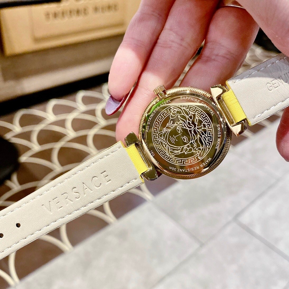 Đồng Hồ Versace Daphnis |Nữ Giới |Mặt Tròn |Xanh Dương |Dây Da Vàng |Máy Pin (Quartz) |Size 35mm |donghogiatot.vn