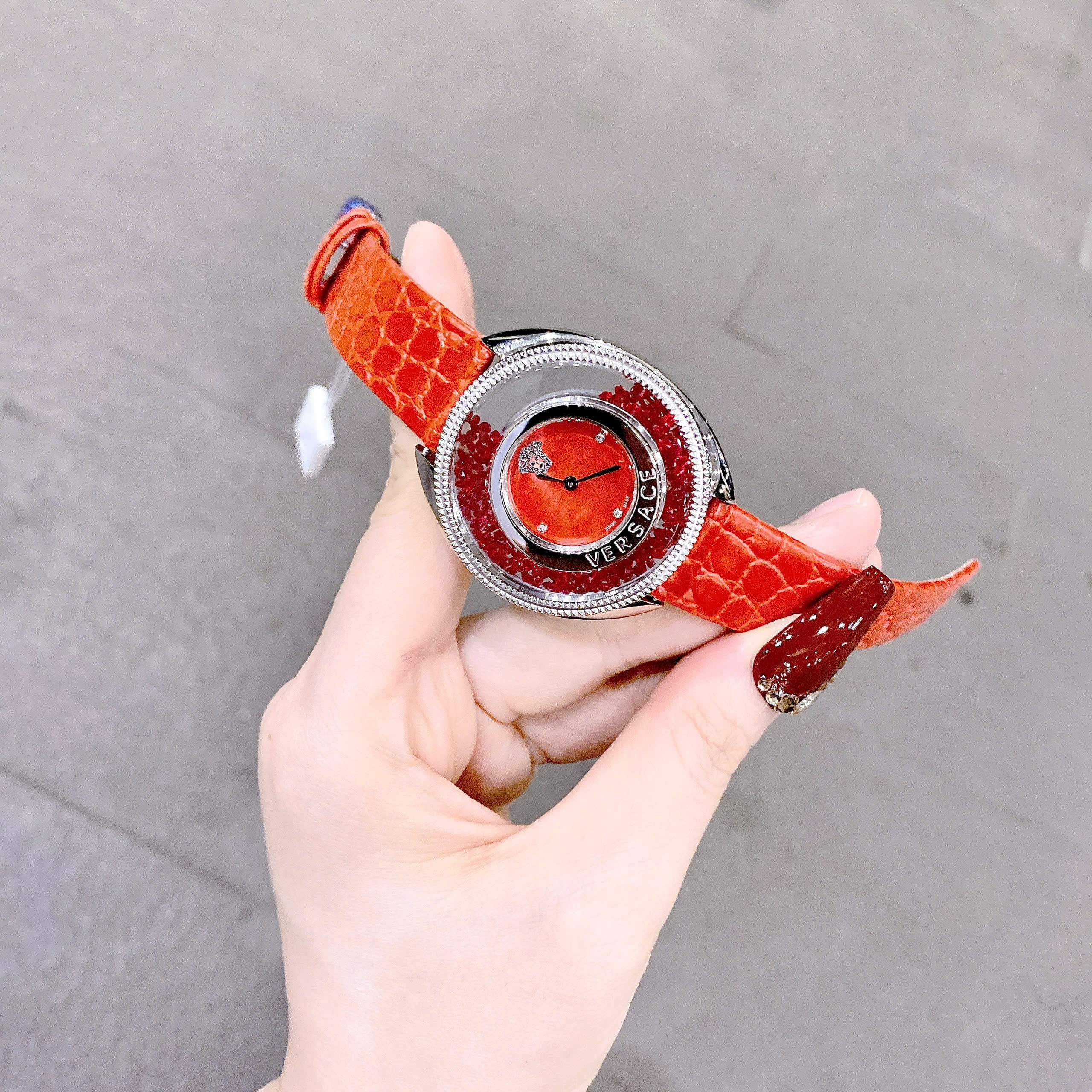 Đồng Hồ Versace Destiny Spirit |Nữ Giới |Đính Đá Đỏ |Dây Da Màu Đỏ |Máy Pin (Quartz) |Size 36mm |donghogiatot.vn