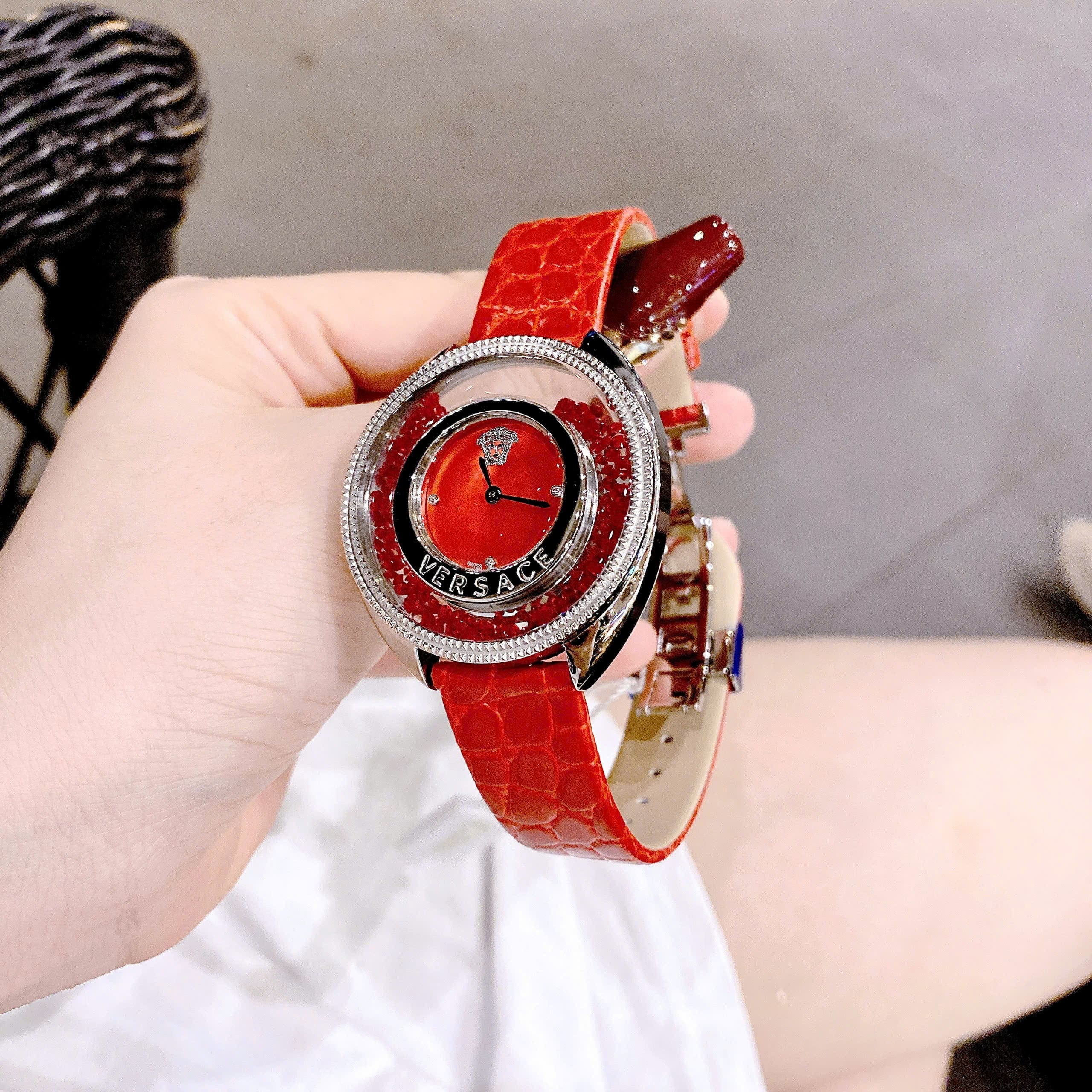 Đồng Hồ Versace Destiny Spirit |Nữ Giới |Đính Đá Đỏ |Dây Da Màu Đỏ |Máy Pin (Quartz) |Size 36mm |donghogiatot.vn