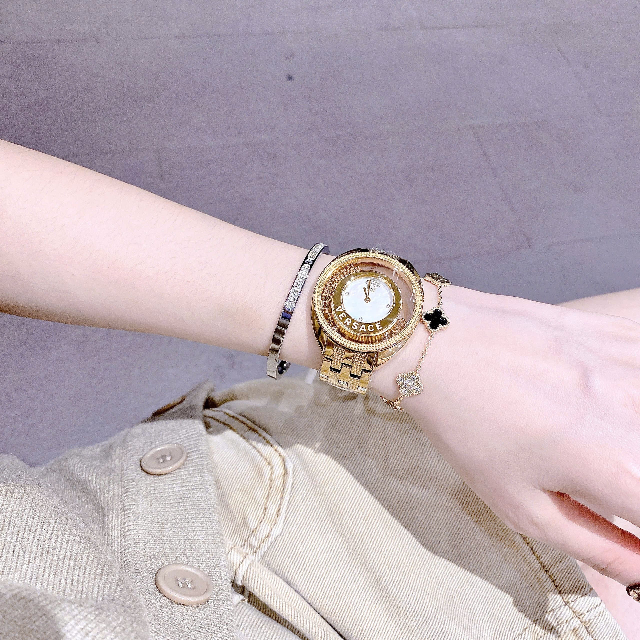 Đồng Hồ Versace Destiny Spirit |Nữ Giới |Mặt Trắng |Đá Rơi |Dây Kim Loại Vàng Gold |Máy Pin (Quartz) |Size 36mm |donghogiatot.vn