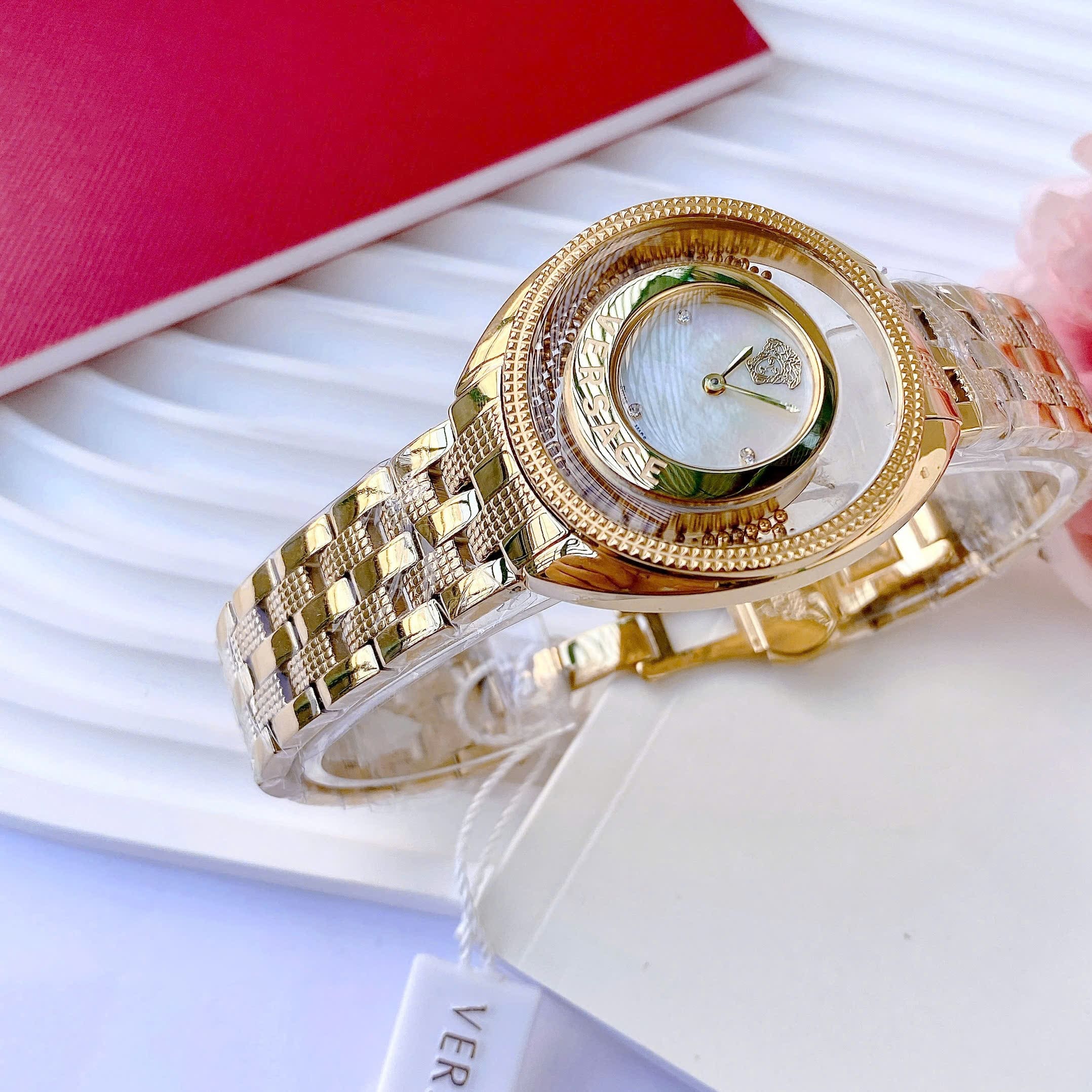 Đồng Hồ Versace Destiny Spirit |Nữ Giới |Mặt Trắng |Đá Rơi |Dây Kim Loại Vàng Gold |Máy Pin (Quartz) |Size 36mm |donghogiatot.vn