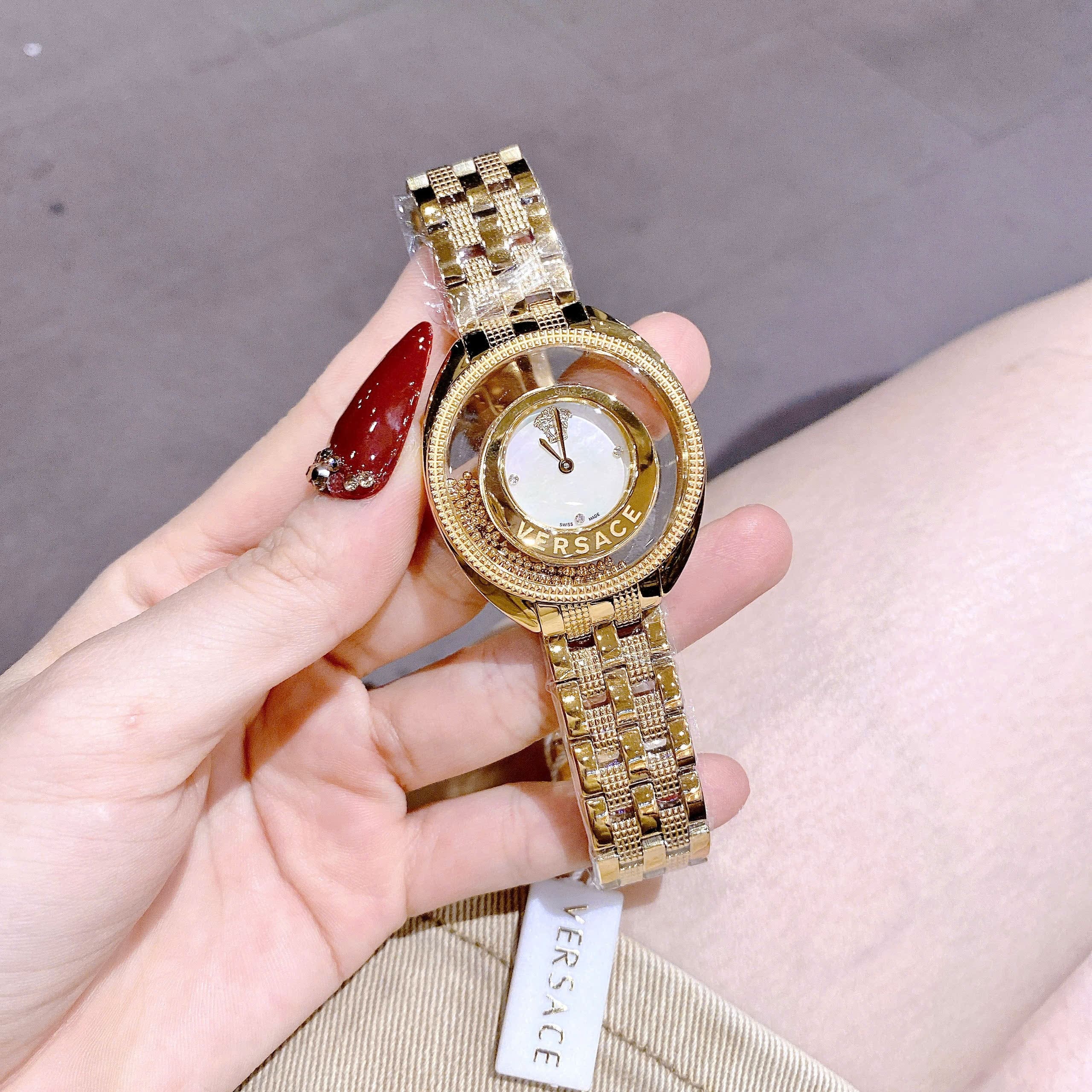 Đồng Hồ Versace Destiny Spirit |Nữ Giới |Mặt Trắng |Đá Rơi |Dây Kim Loại Vàng Gold |Máy Pin (Quartz) |Size 36mm |donghogiatot.vn