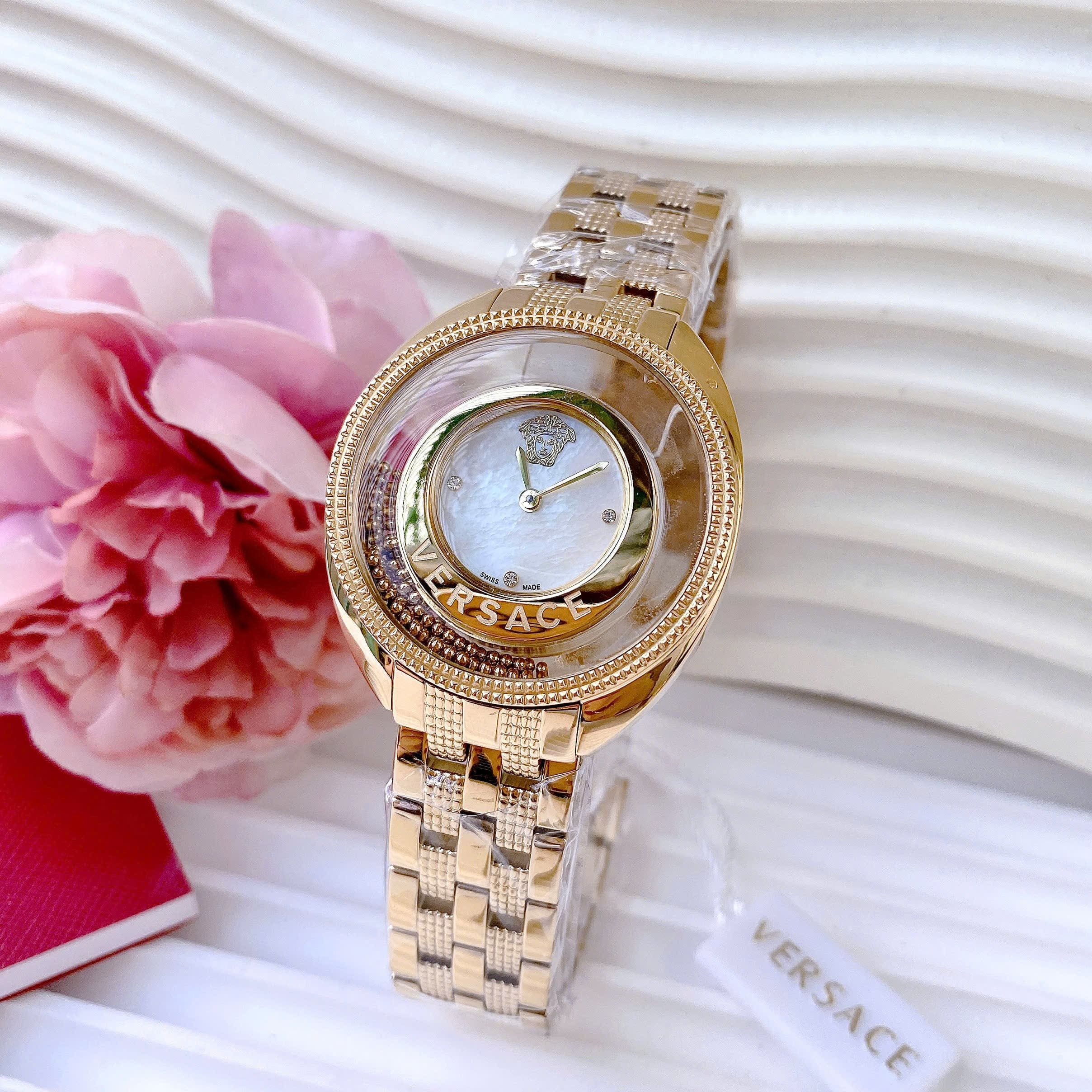 Đồng Hồ Versace Destiny Spirit |Nữ Giới |Mặt Trắng |Đá Rơi |Dây Kim Loại Vàng Gold |Máy Pin (Quartz) |Size 36mm |donghogiatot.vn