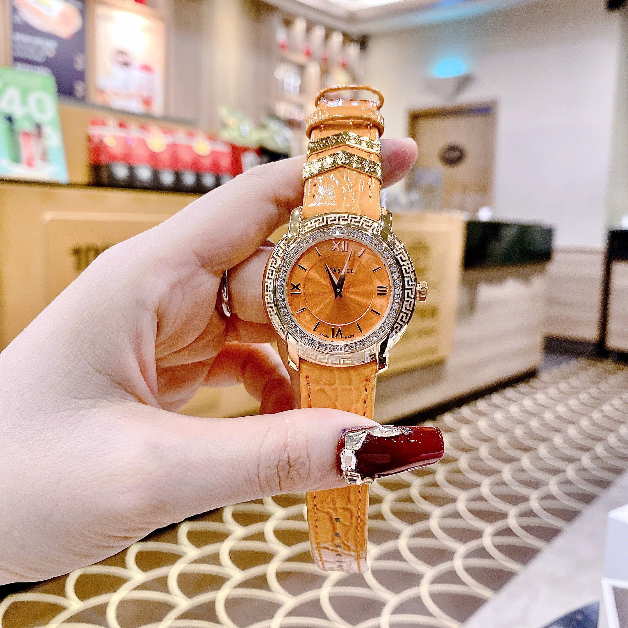 Đồng Hồ Versace DV-25 |Nữ Giới |Mặt Tròn |Đính Đá |Dây Da Cam |Máy Pin (Quartz) |Size 36mm |donghogiatot.vn