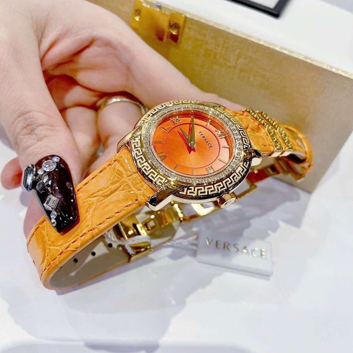 Đồng Hồ Versace DV-25 |Nữ Giới |Mặt Tròn |Đính Đá |Dây Da Cam |Máy Pin (Quartz) |Size 36mm |donghogiatot.vn