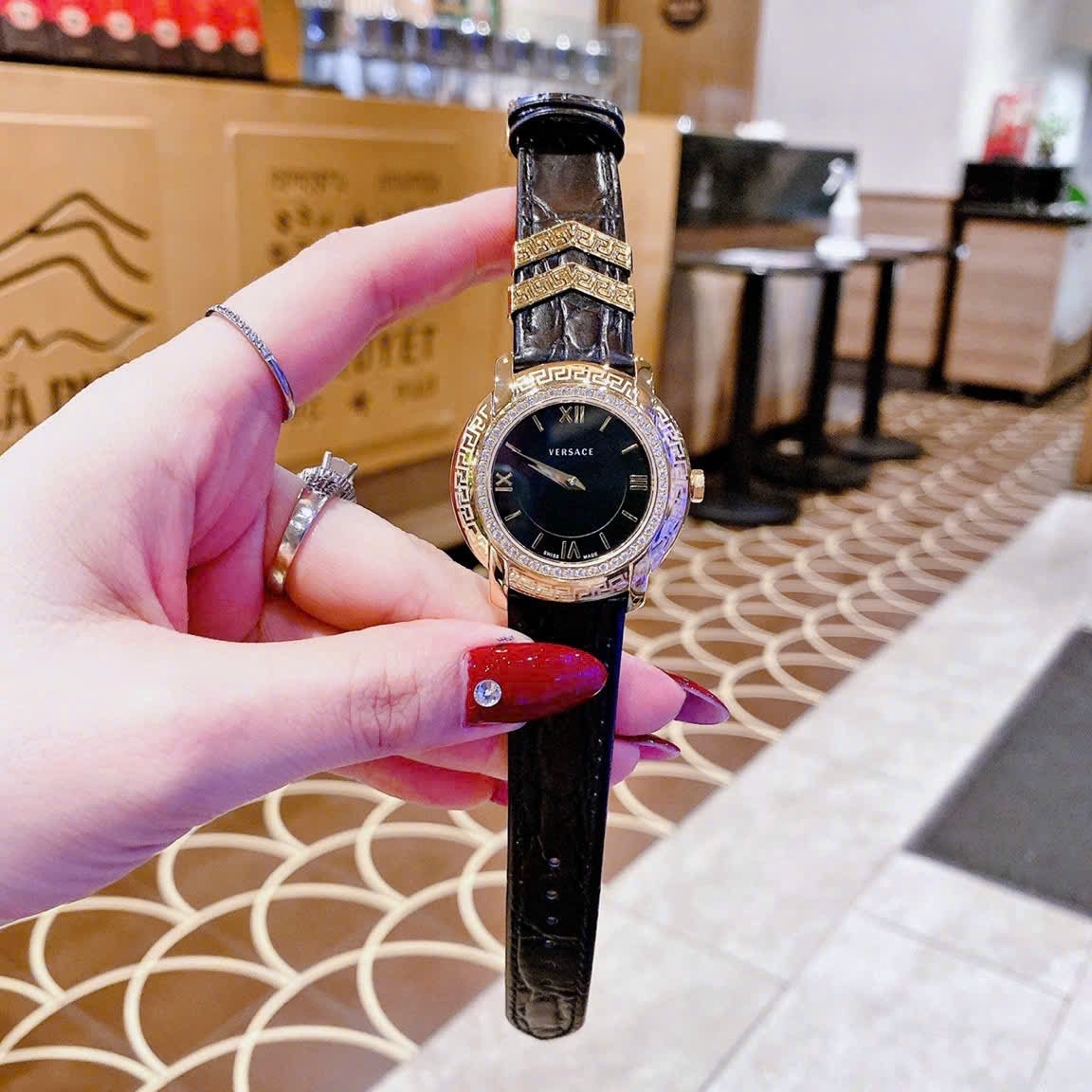 Đồng Hồ Versace DV-25 |Nữ Giới |Mặt Tròn |Đính Đá |Dây Da Đen |Máy Pin (Quartz) |Size 36mm |donghogiatot.vn