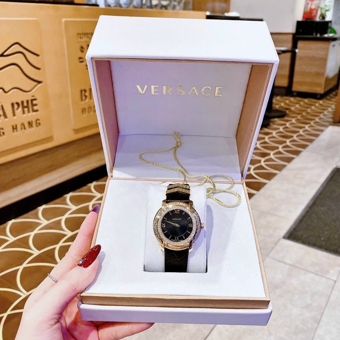 Đồng Hồ Versace DV-25 |Nữ Giới |Mặt Tròn |Đính Đá |Dây Da Đen |Máy Pin (Quartz) |Size 36mm |donghogiatot.vn