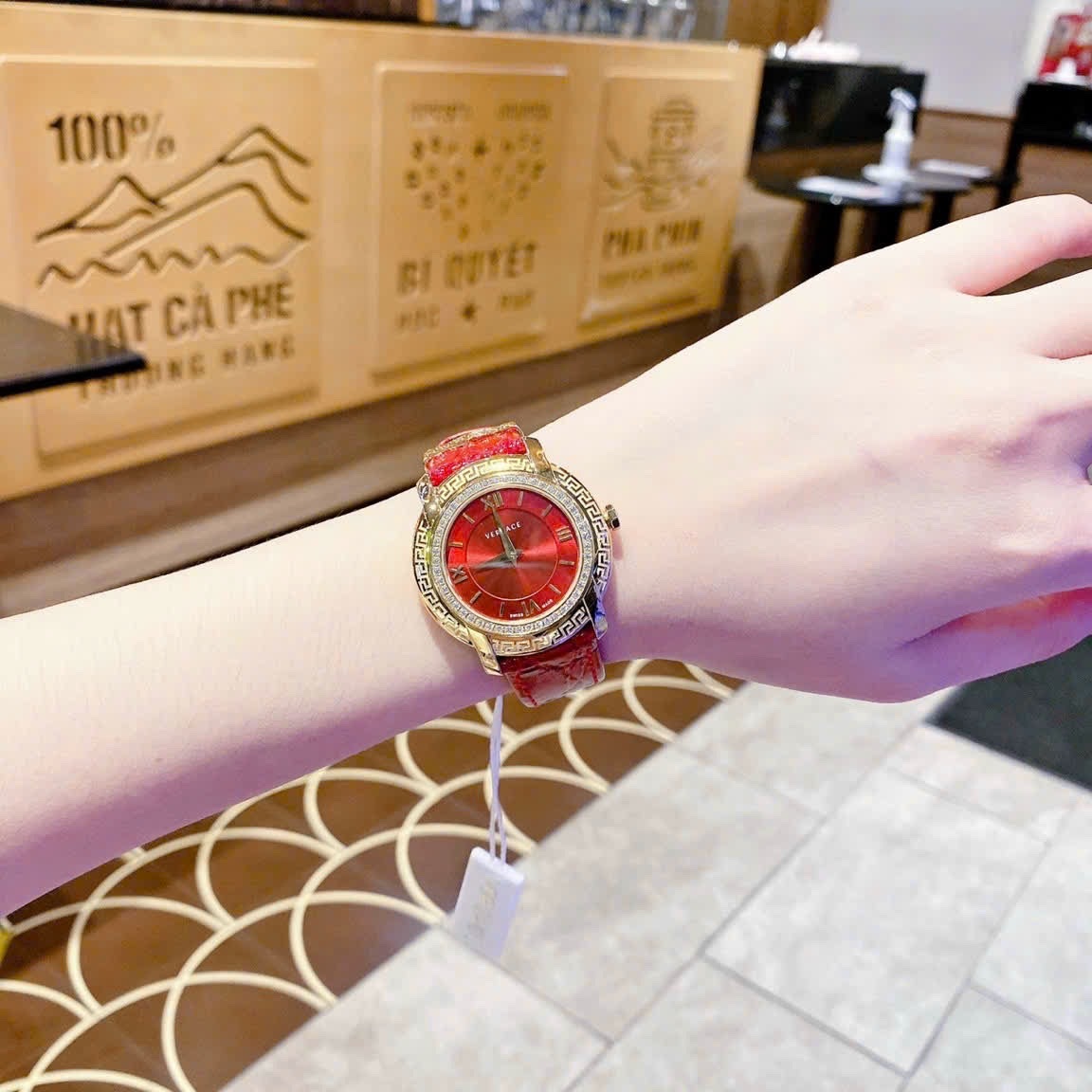 Đồng Hồ Versace DV-25 |Nữ Giới |Mặt Tròn |Đính Đá |Dây Da Đỏ |Máy Pin (Quartz) |Size 36mm |donghogiatot.vn