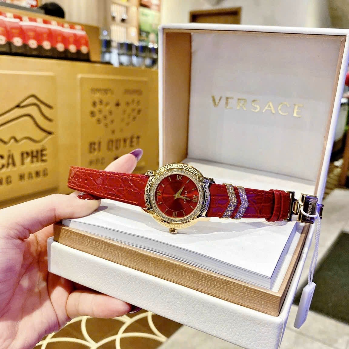 Đồng Hồ Versace DV-25 |Nữ Giới |Mặt Tròn |Đính Đá |Dây Da Đỏ |Máy Pin (Quartz) |Size 36mm |donghogiatot.vn