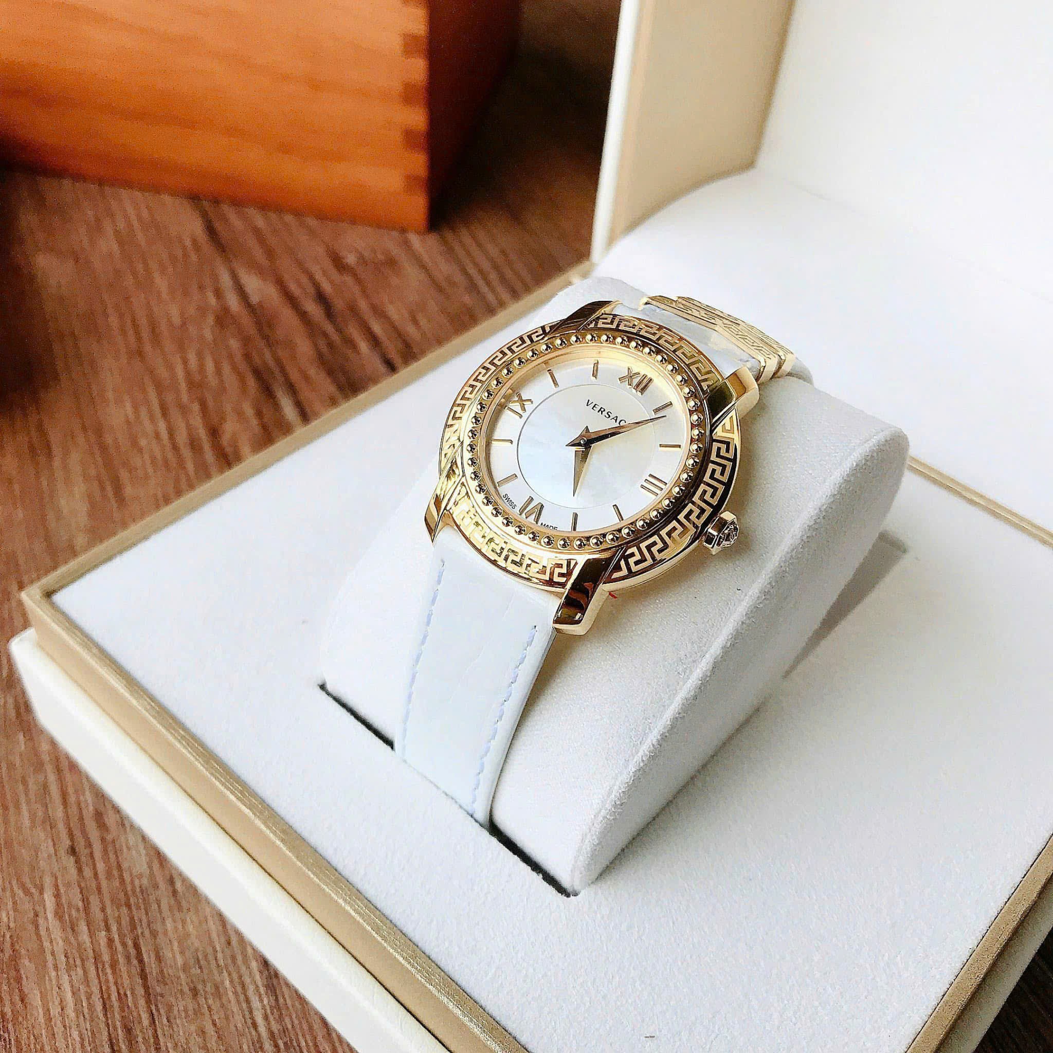 Đồng Hồ Versace DV-25 |Nữ Giới |Mặt Tròn |Vàng Gold |Dây Da Màu Trắng |Máy Pin (Quartz) |Size 36mm |donghogiatot.vn