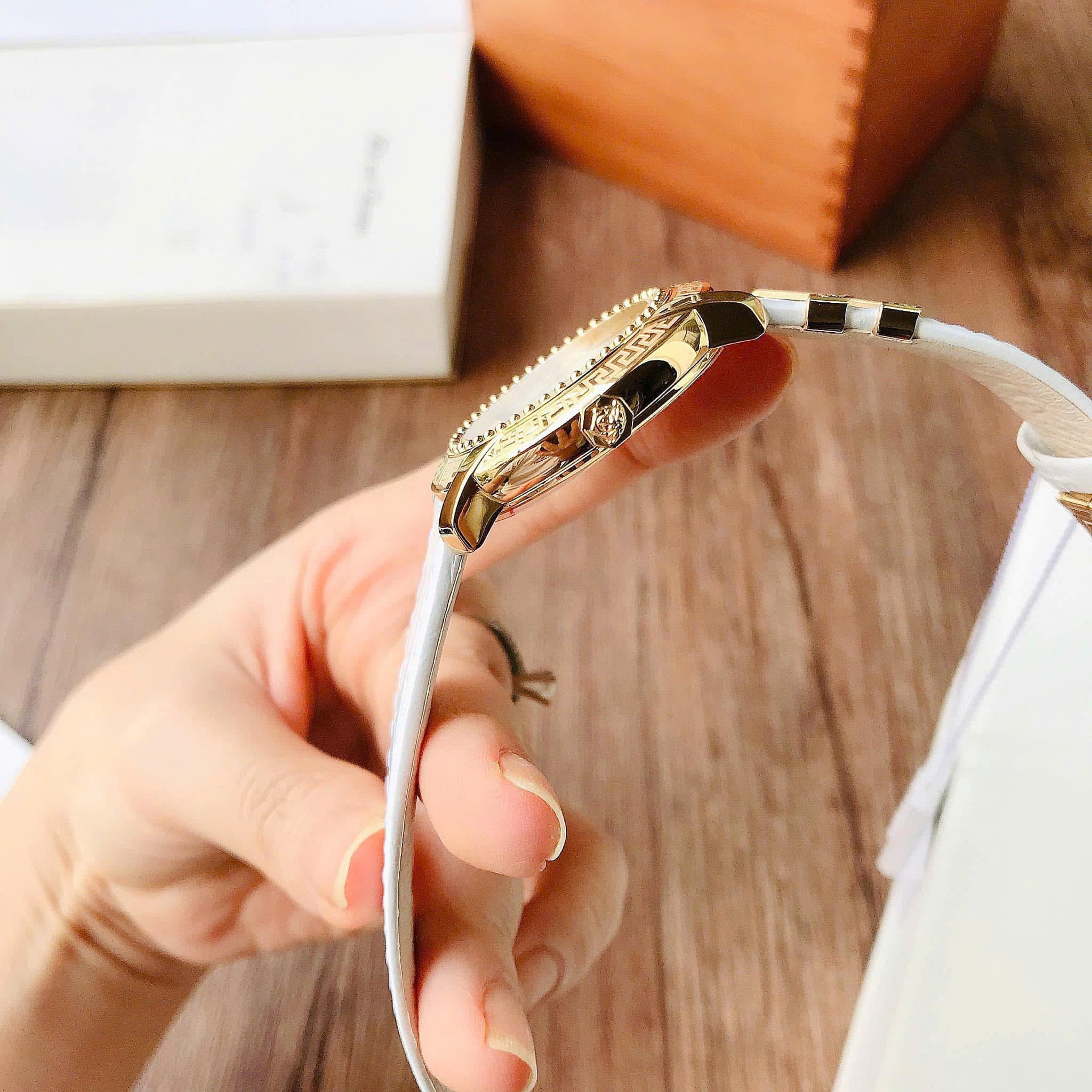 Đồng Hồ Versace DV-25 |Nữ Giới |Mặt Tròn |Vàng Gold |Dây Da Màu Trắng |Máy Pin (Quartz) |Size 36mm |donghogiatot.vn