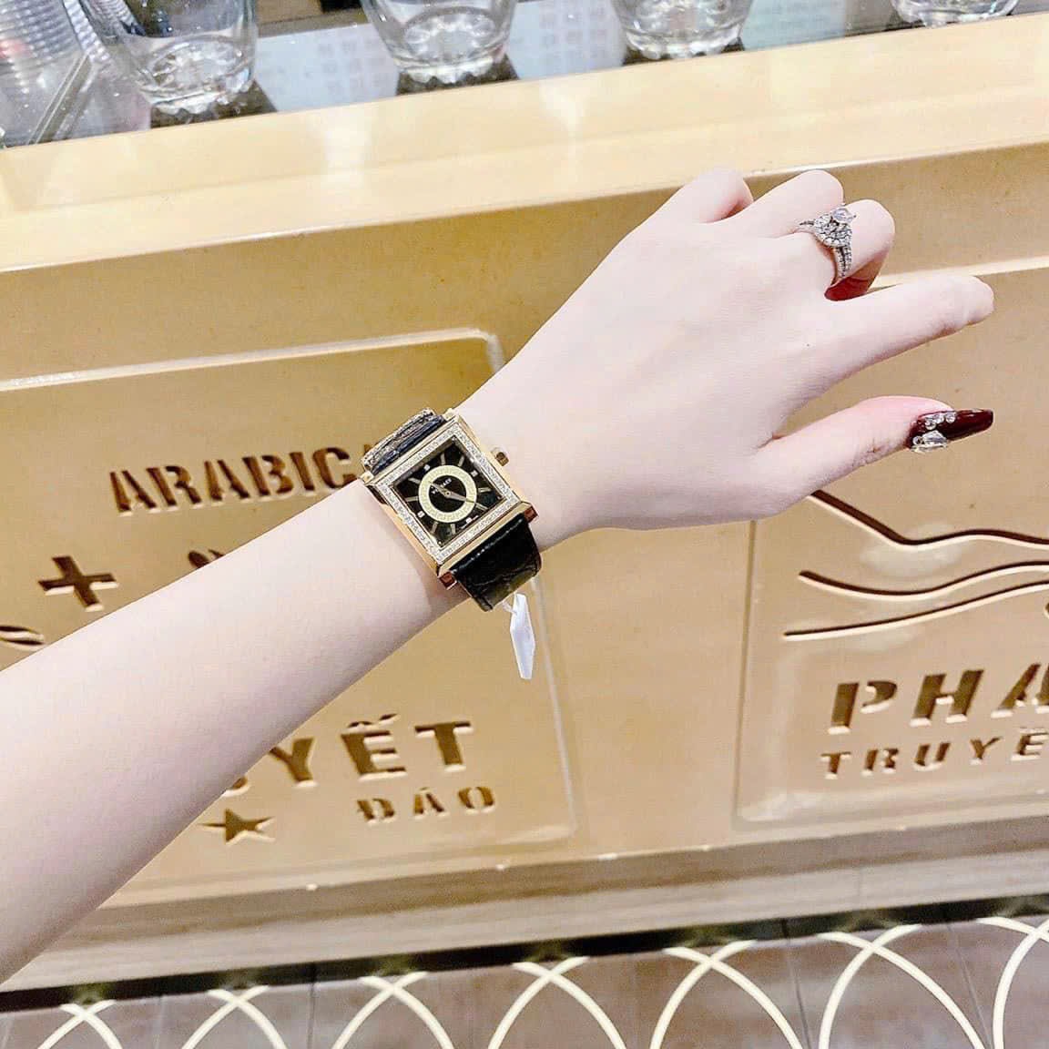 Đồng Hồ Versace DV-25 |Nữ Giới |Mặt Vuông |Vàng Gold |Dây Da Đen |Máy Pin (Quartz) |Size 36mm |donghogiatot.vn