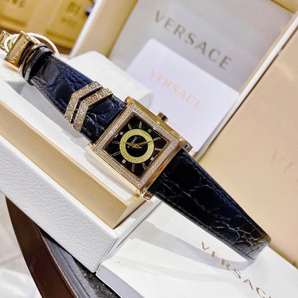 Đồng Hồ Versace DV-25 |Nữ Giới |Mặt Vuông |Vàng Gold |Dây Da Đen |Máy Pin (Quartz) |Size 36mm |donghogiatot.vn