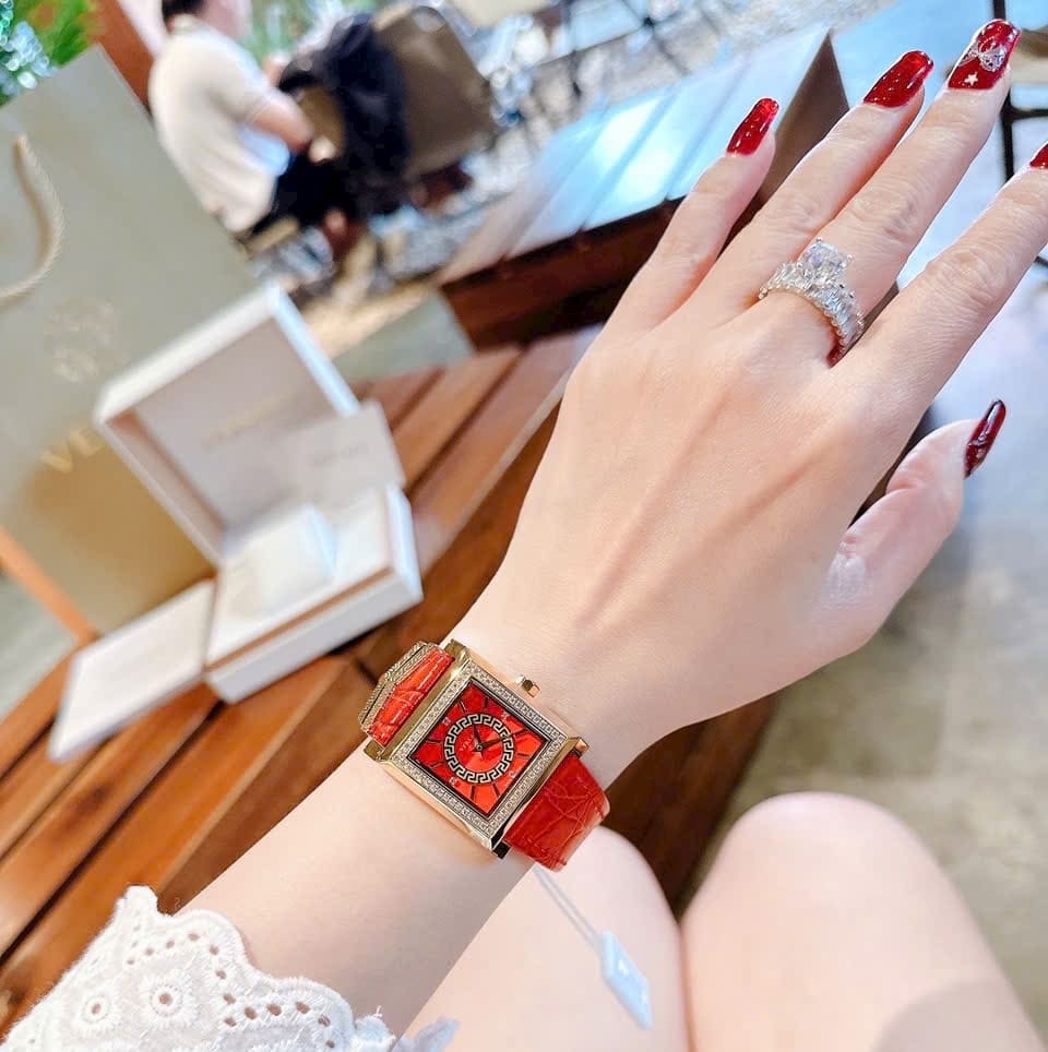 Đồng Hồ Versace DV-25 |Nữ Giới |Mặt Vuông |Vàng Gold |Dây Da Đỏ |Máy Pin (Quartz) |Size 36mm |donghogiatot.vn