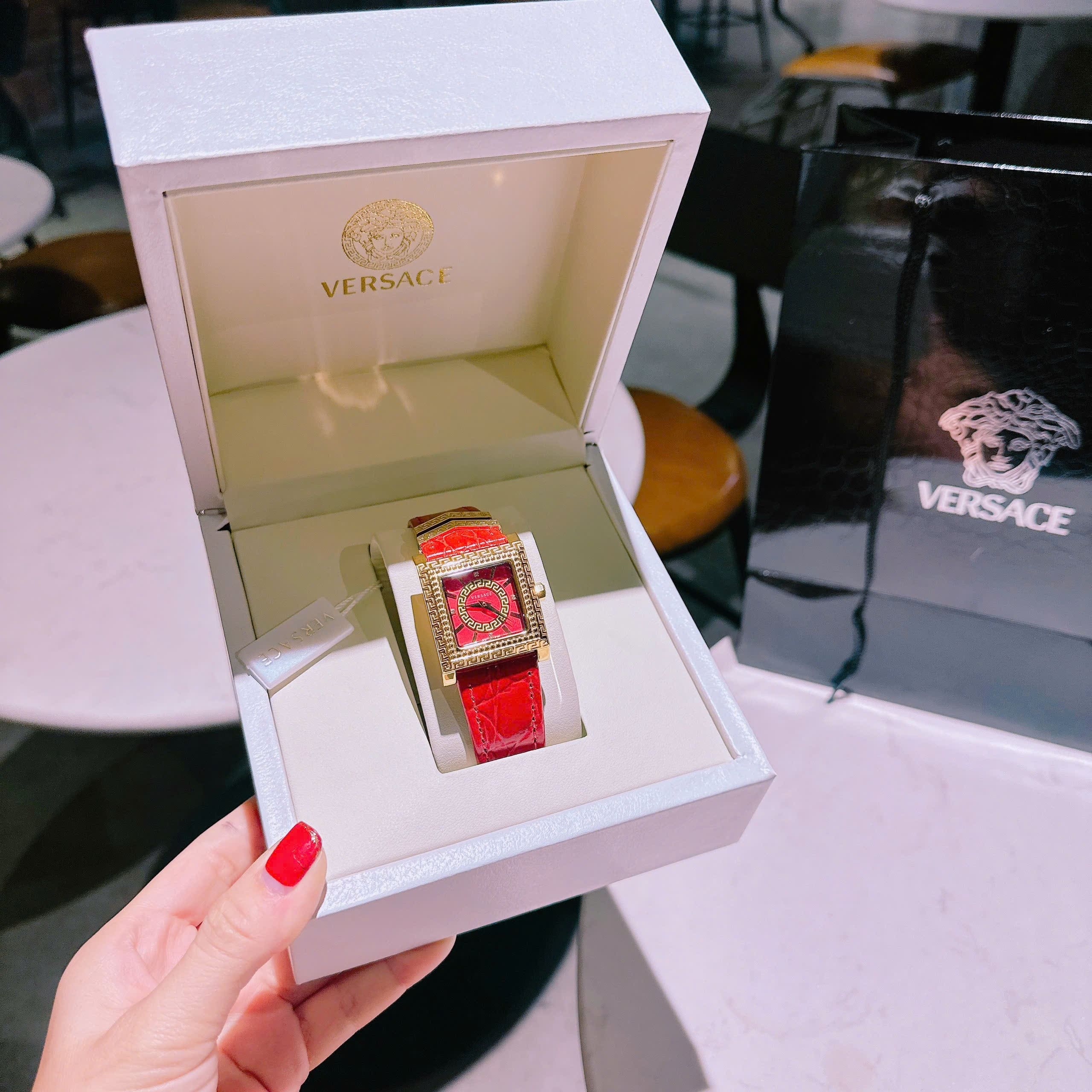 Đồng Hồ Versace DV-25 |Nữ Giới |Mặt Vuông |Vàng Gold |Dây Da Đỏ |Máy Pin (Quartz) |Size 36mm |donghogiatot.vn