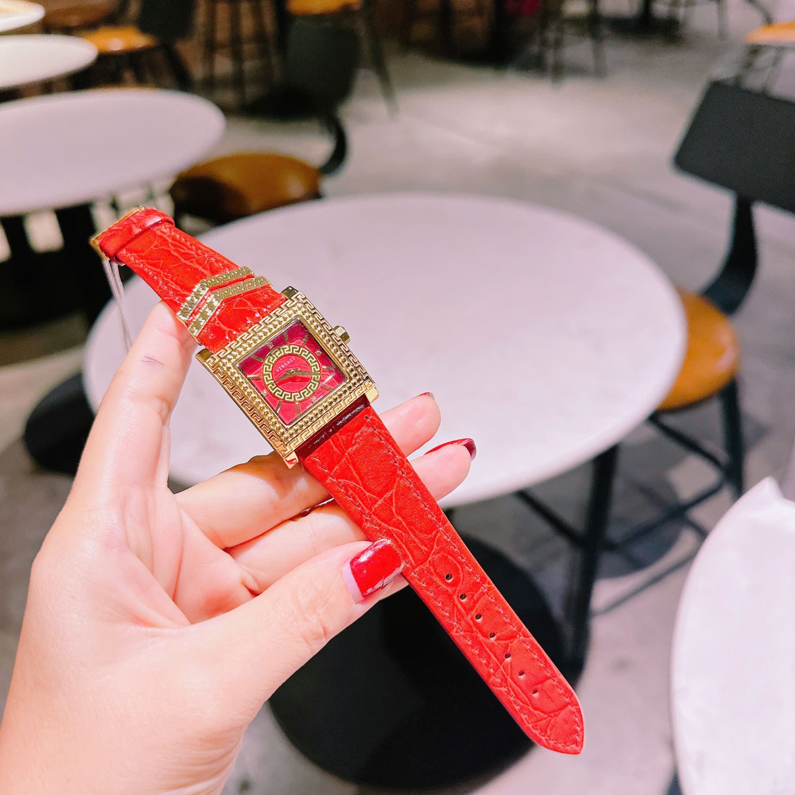 Đồng Hồ Versace DV-25 |Nữ Giới |Mặt Vuông |Vàng Gold |Dây Da Đỏ |Máy Pin (Quartz) |Size 36mm |donghogiatot.vn