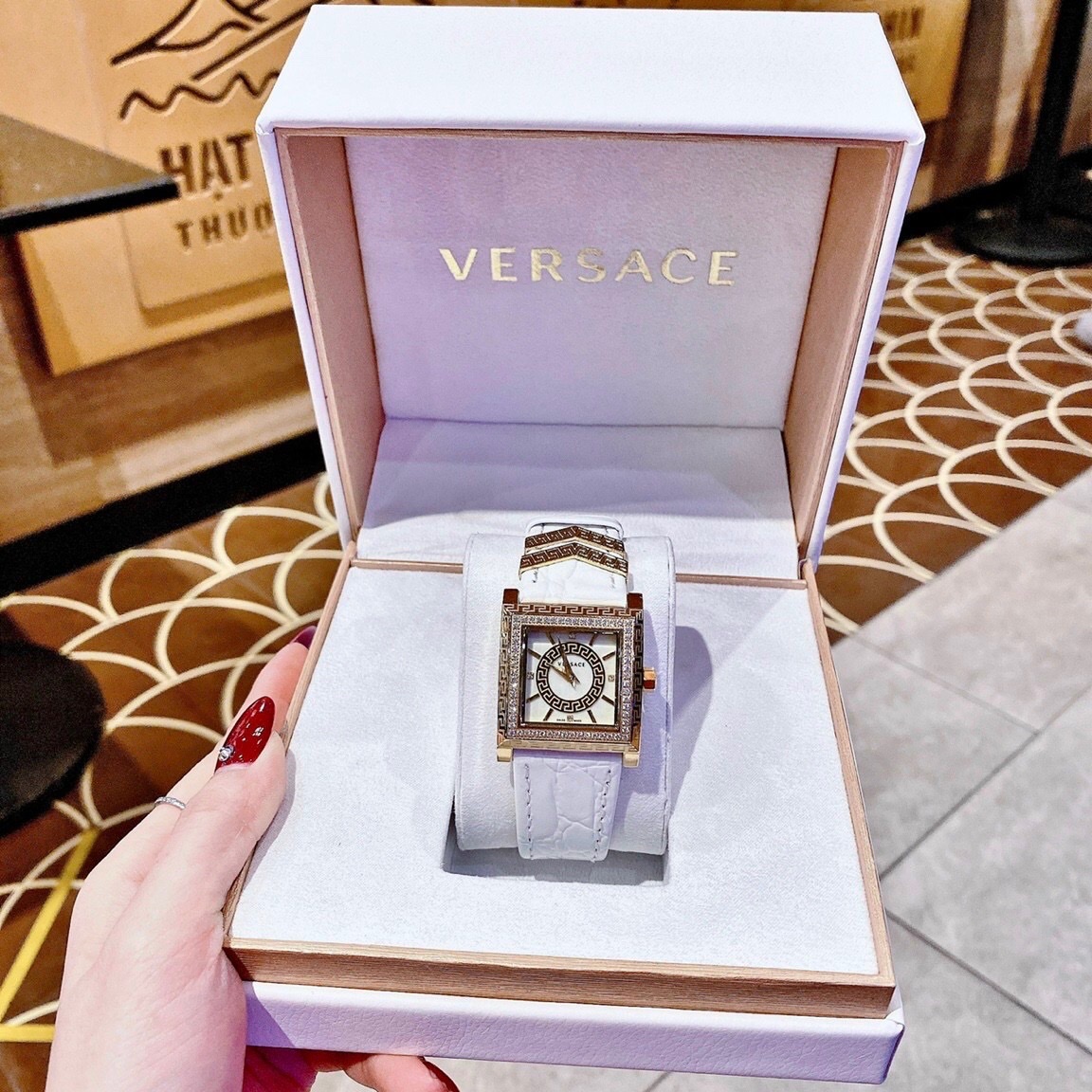 Đồng Hồ Versace DV-25 |Nữ Giới |Mặt Vuông |Vàng Gold |Dây Da Trắng |Máy Pin (Quartz) |Size 36mm |donghogiatot.vn