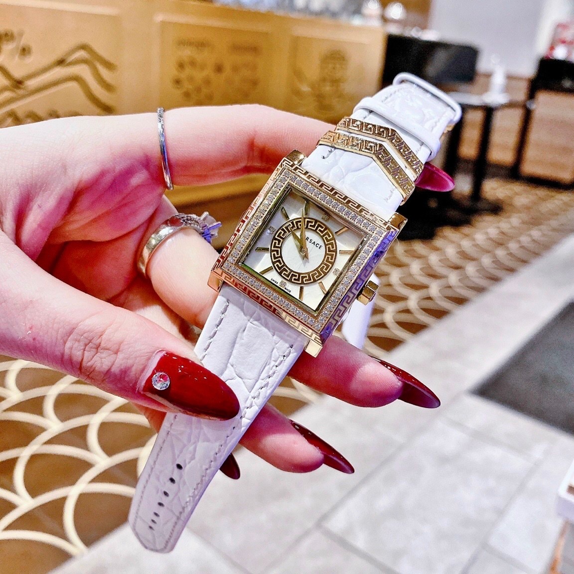 Đồng Hồ Versace DV-25 |Nữ Giới |Mặt Vuông |Vàng Gold |Dây Da Trắng |Máy Pin (Quartz) |Size 36mm |donghogiatot.vn