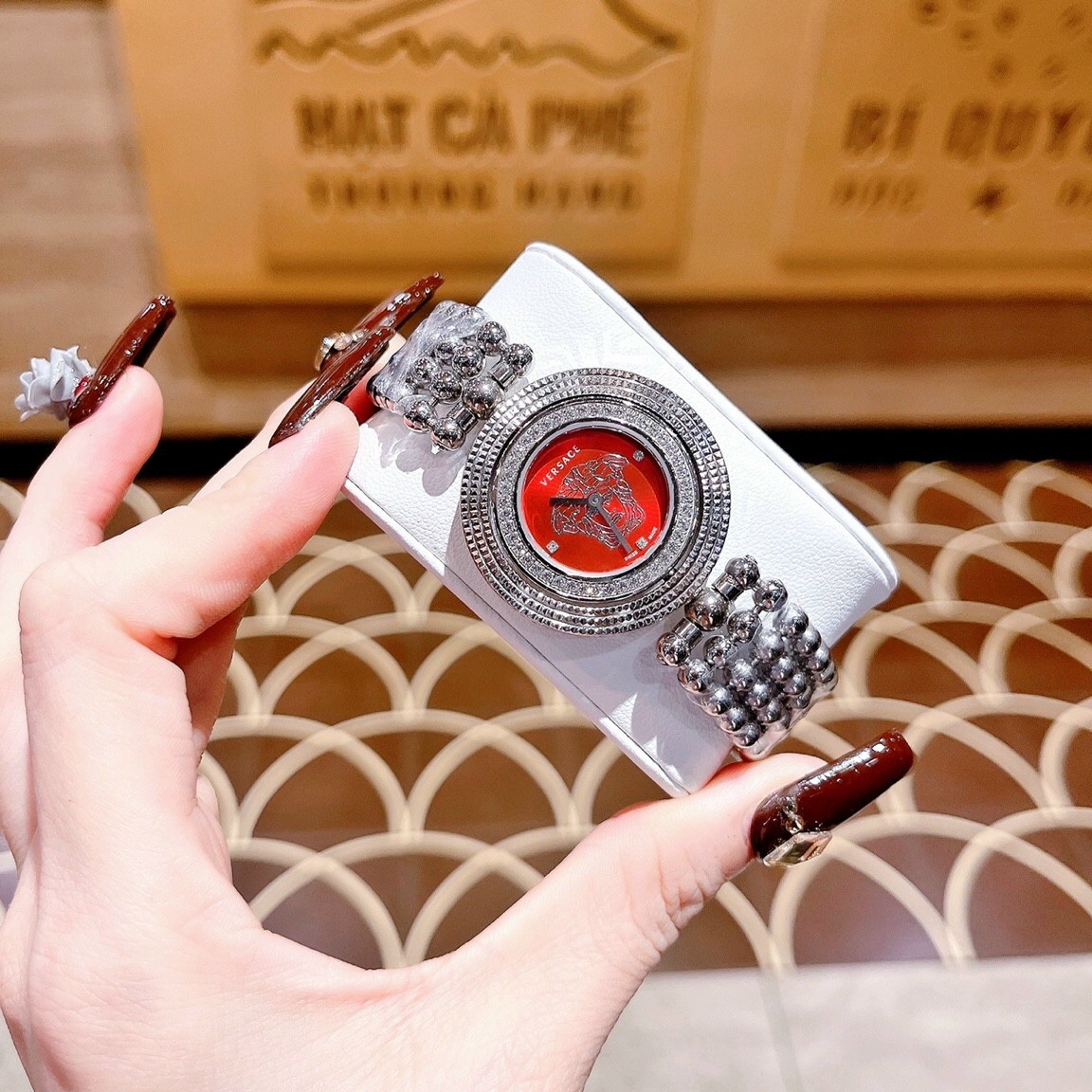 Đồng Hồ Versace Eon 2 Vòng Xoay |Nữ Giới |Mặt Tròn Đỏ |Dây Kim Loại Silver |Máy Pin (Quartz) |Size 33mm |donghogiatot.vn