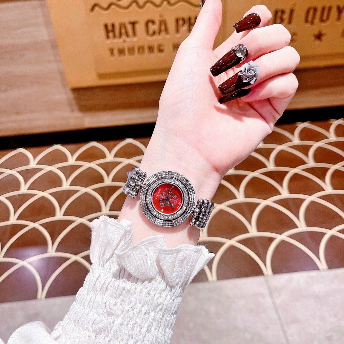 Đồng Hồ Versace Eon 2 Vòng Xoay |Nữ Giới |Mặt Tròn Đỏ |Dây Kim Loại Silver |Máy Pin (Quartz) |Size 33mm |donghogiatot.vn