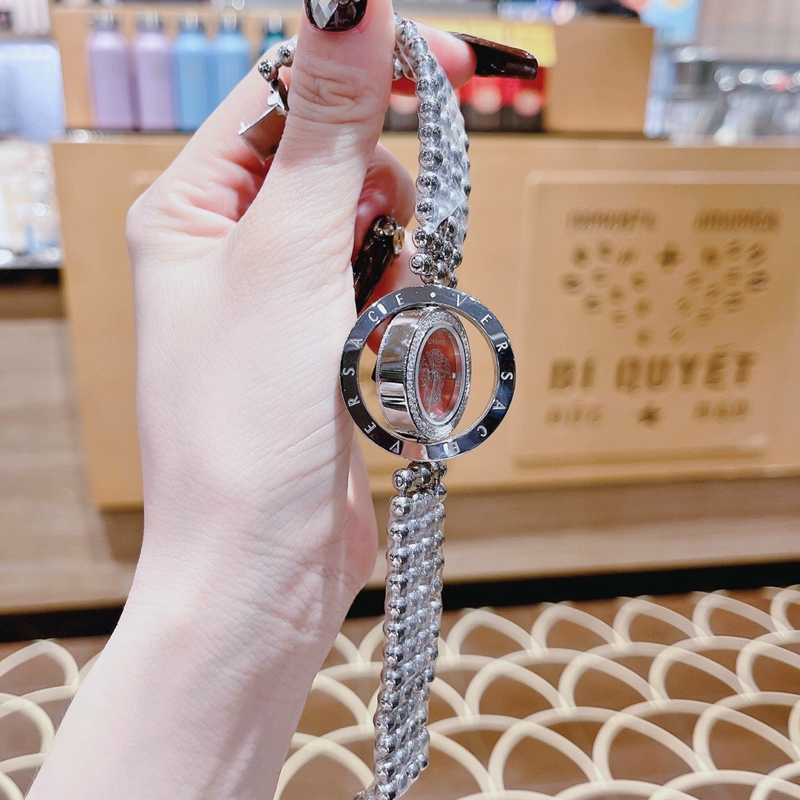 Đồng Hồ Versace Eon 2 Vòng Xoay |Nữ Giới |Mặt Tròn Đỏ |Dây Kim Loại Silver |Máy Pin (Quartz) |Size 33mm |donghogiatot.vn