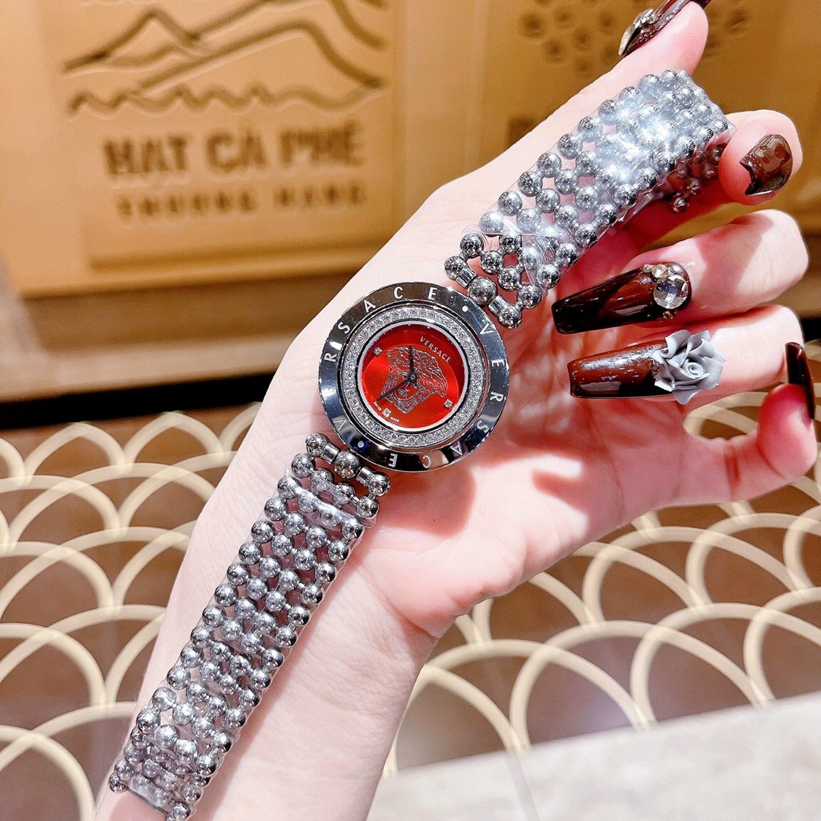 Đồng Hồ Versace Eon 2 Vòng Xoay |Nữ Giới |Mặt Tròn Đỏ |Dây Kim Loại Silver |Máy Pin (Quartz) |Size 33mm |donghogiatot.vn