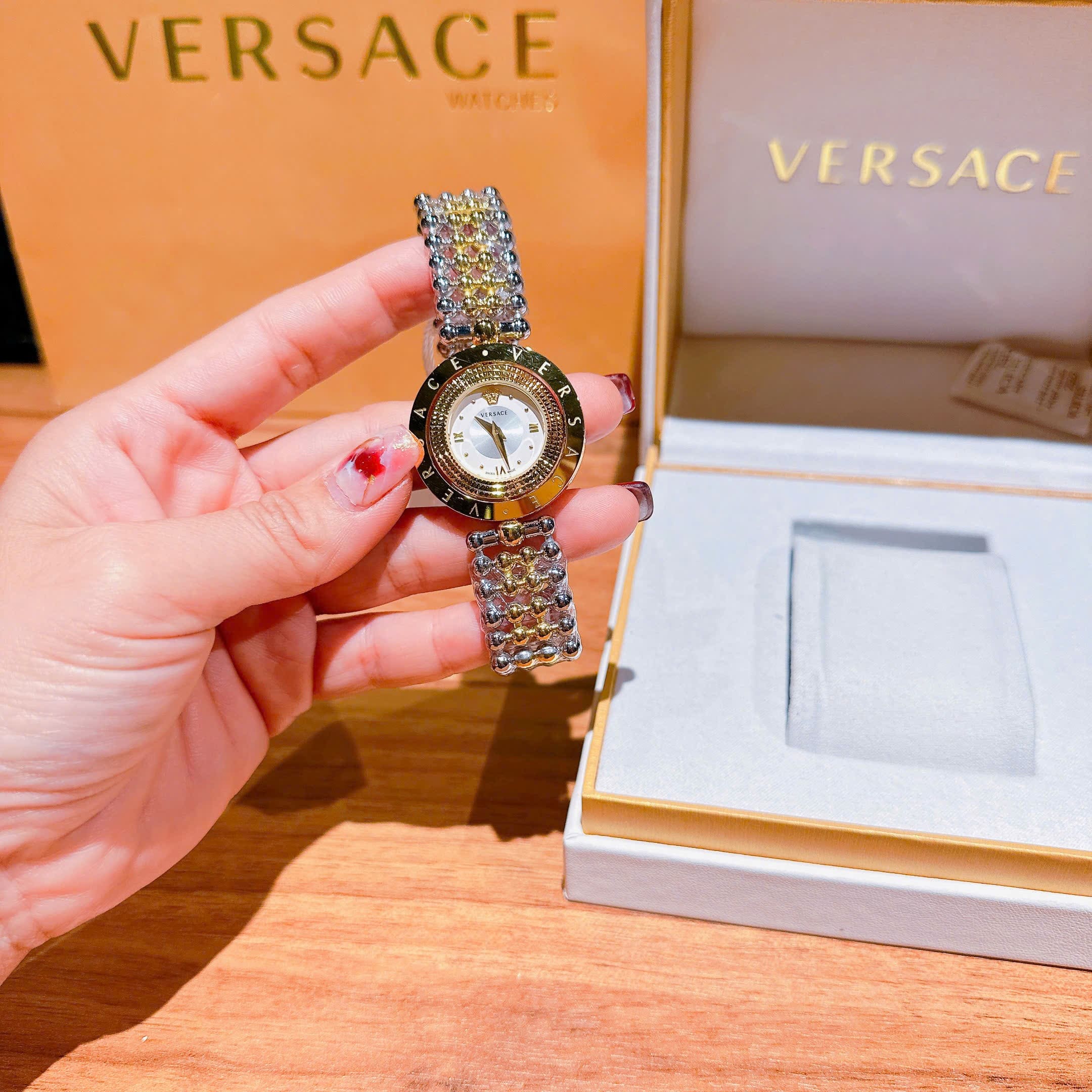 Đồng Hồ Versace Eon 2 Vòng Xoay |Nữ Giới |Mặt Tròn Trắng |Dây Kim Loại Demi Vàng |Máy Pin (Quartz) |Size 33mm |donghogiatot.vn