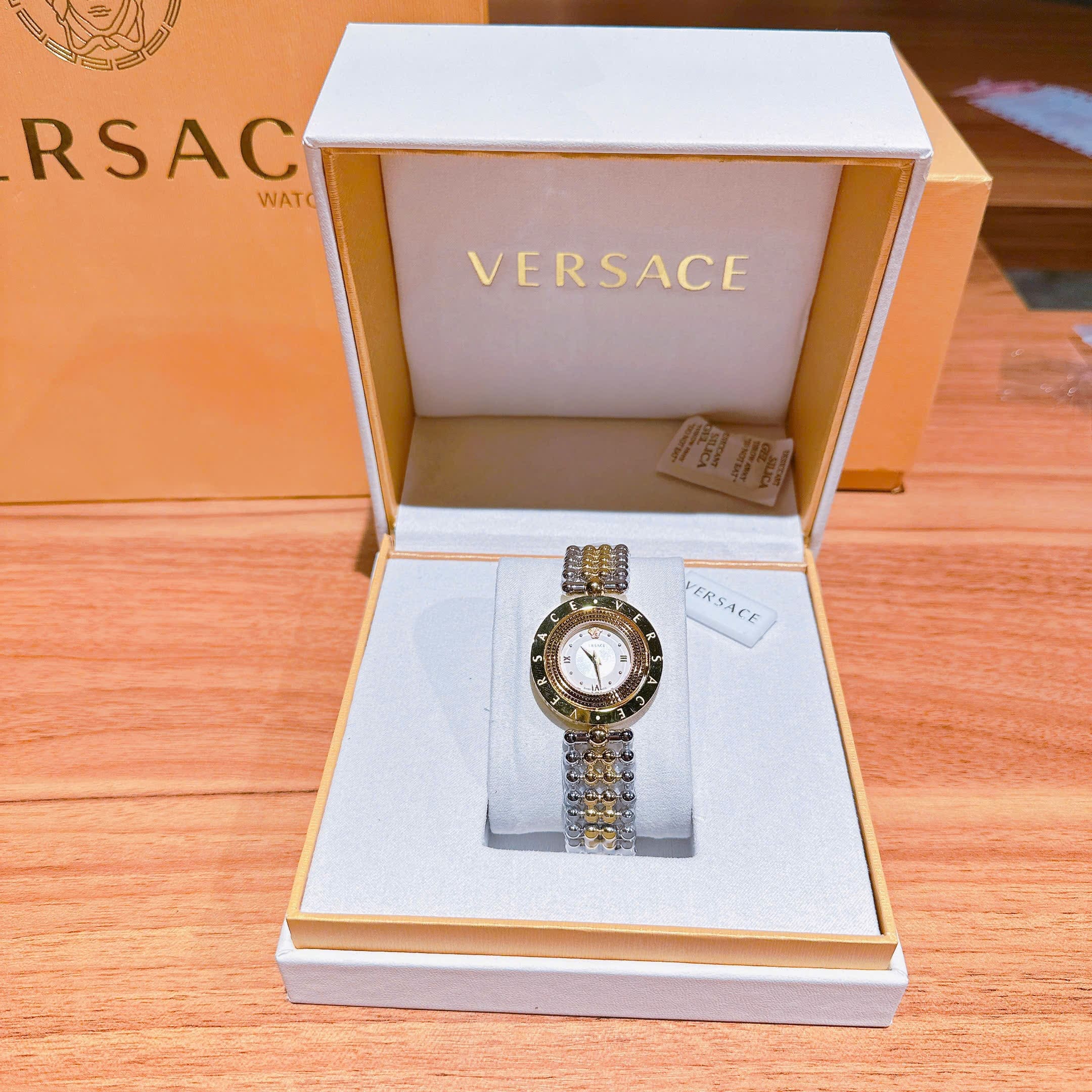 Đồng Hồ Versace Eon 2 Vòng Xoay |Nữ Giới |Mặt Tròn Trắng |Dây Kim Loại Demi Vàng |Máy Pin (Quartz) |Size 33mm |donghogiatot.vn
