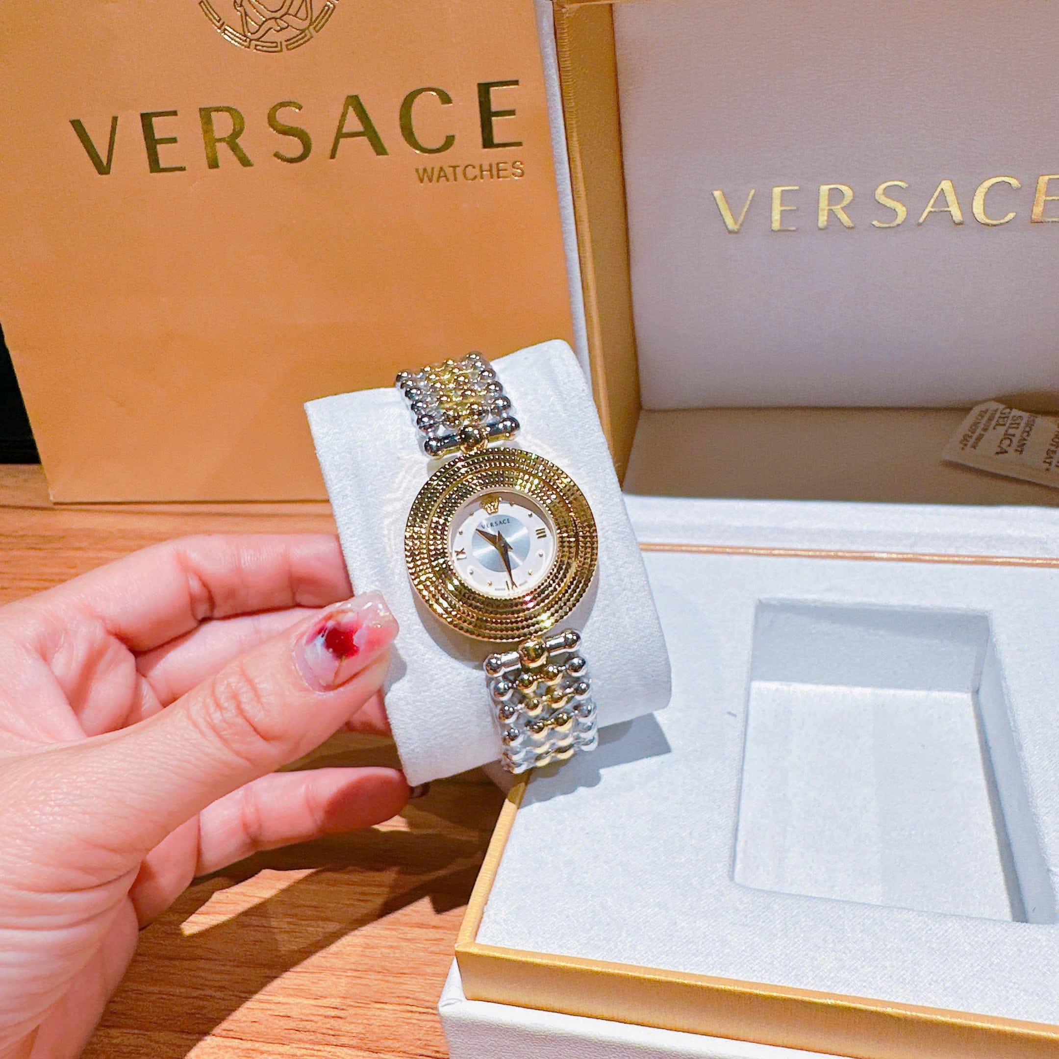 Đồng Hồ Versace Eon 2 Vòng Xoay |Nữ Giới |Mặt Tròn Trắng |Dây Kim Loại Demi Vàng |Máy Pin (Quartz) |Size 33mm |donghogiatot.vn