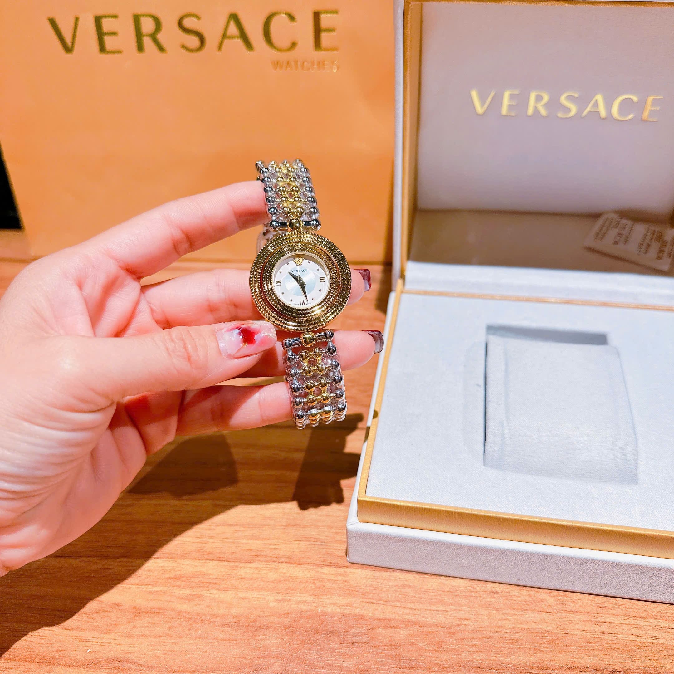 Đồng Hồ Versace Eon 2 Vòng Xoay |Nữ Giới |Mặt Tròn Trắng |Dây Kim Loại Demi Vàng |Máy Pin (Quartz) |Size 33mm |donghogiatot.vn