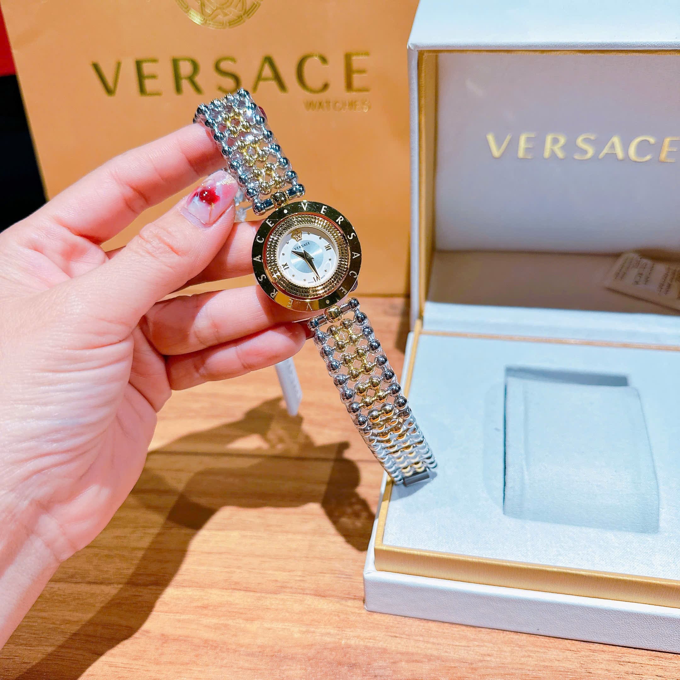 Đồng Hồ Versace Eon 2 Vòng Xoay |Nữ Giới |Mặt Tròn Trắng |Dây Kim Loại Demi Vàng |Máy Pin (Quartz) |Size 33mm |donghogiatot.vn